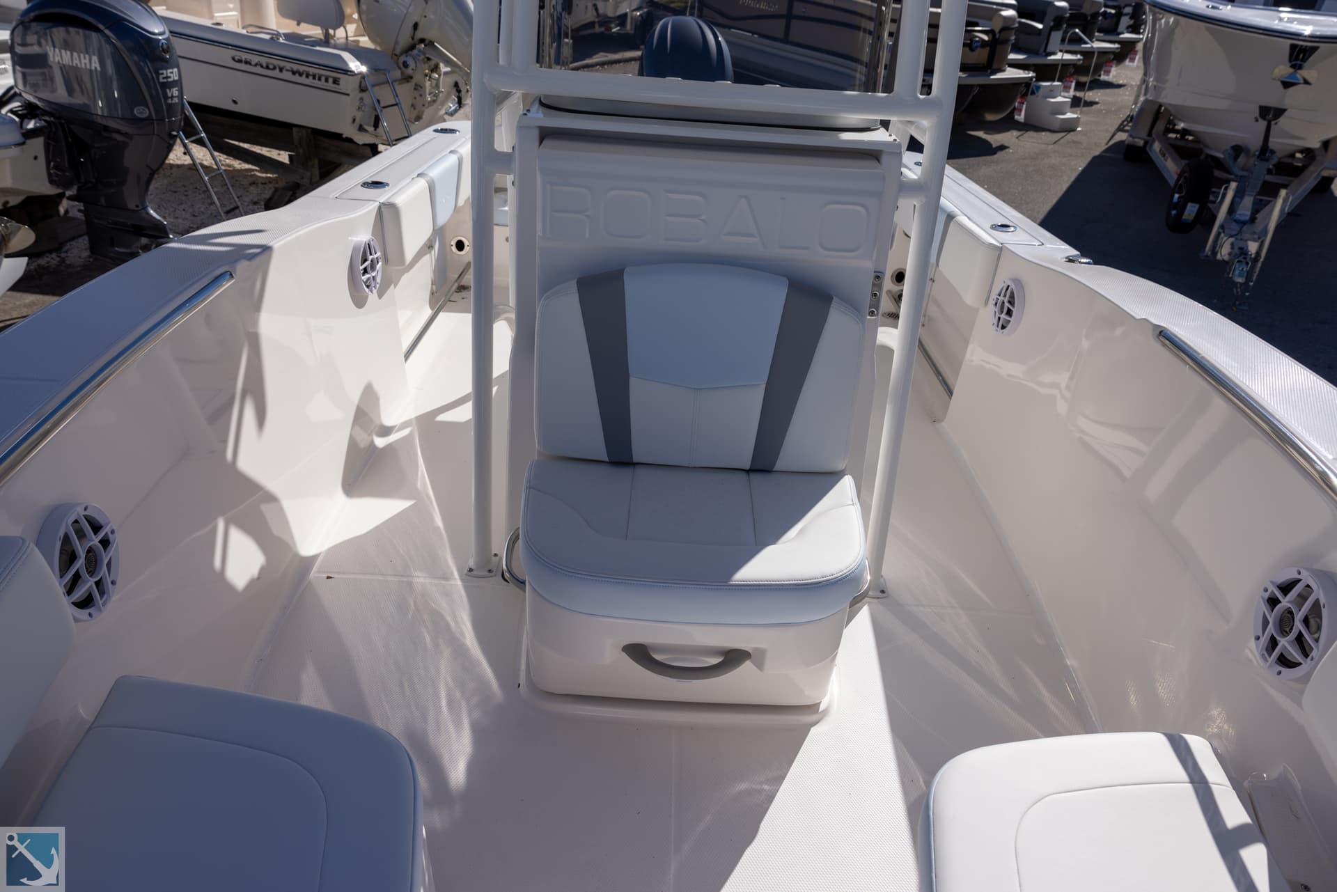 2025 Robalo R200 — image 12