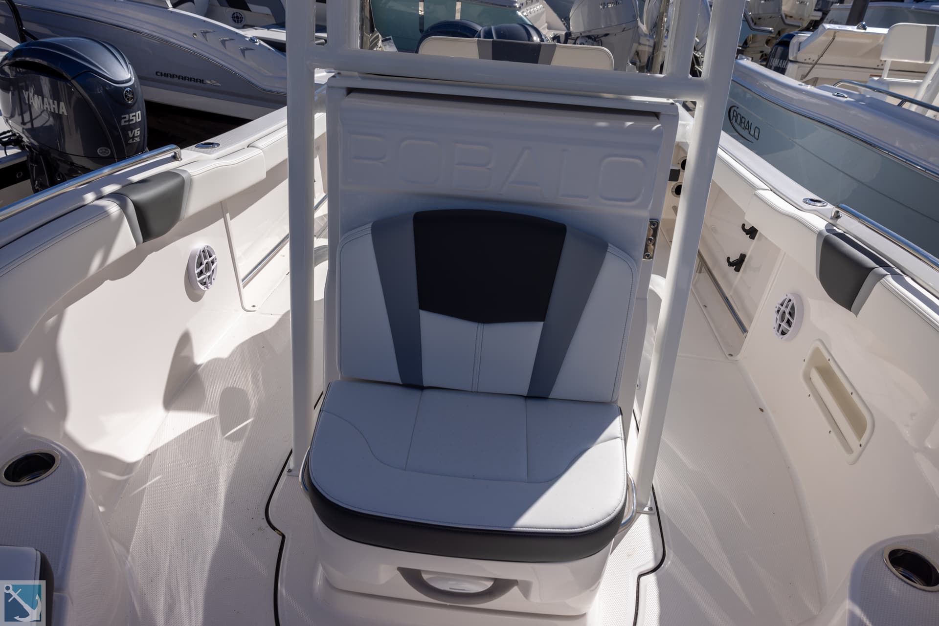 2025 Robalo R222 CC — image 10