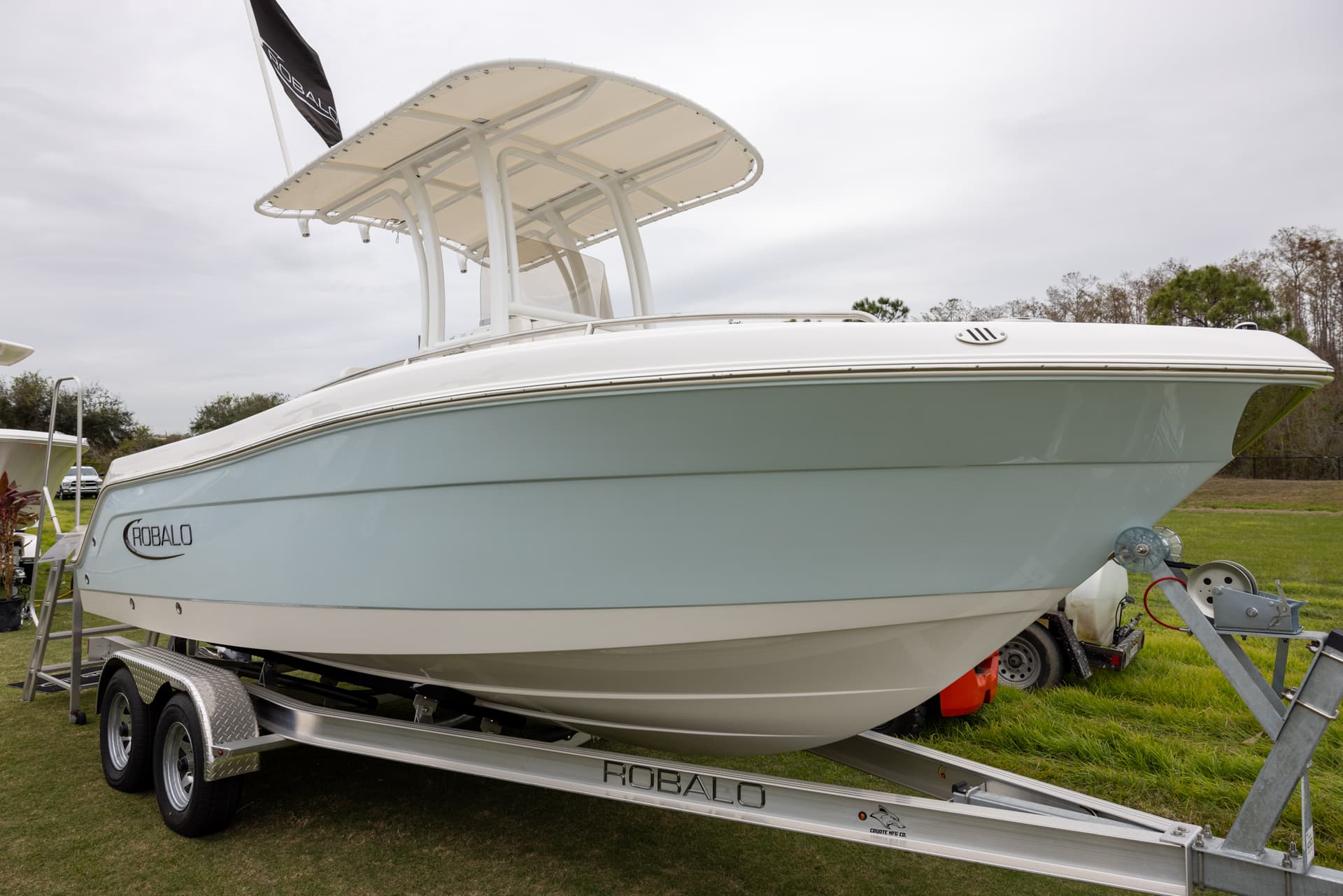2025 Robalo R222 CC — image 2