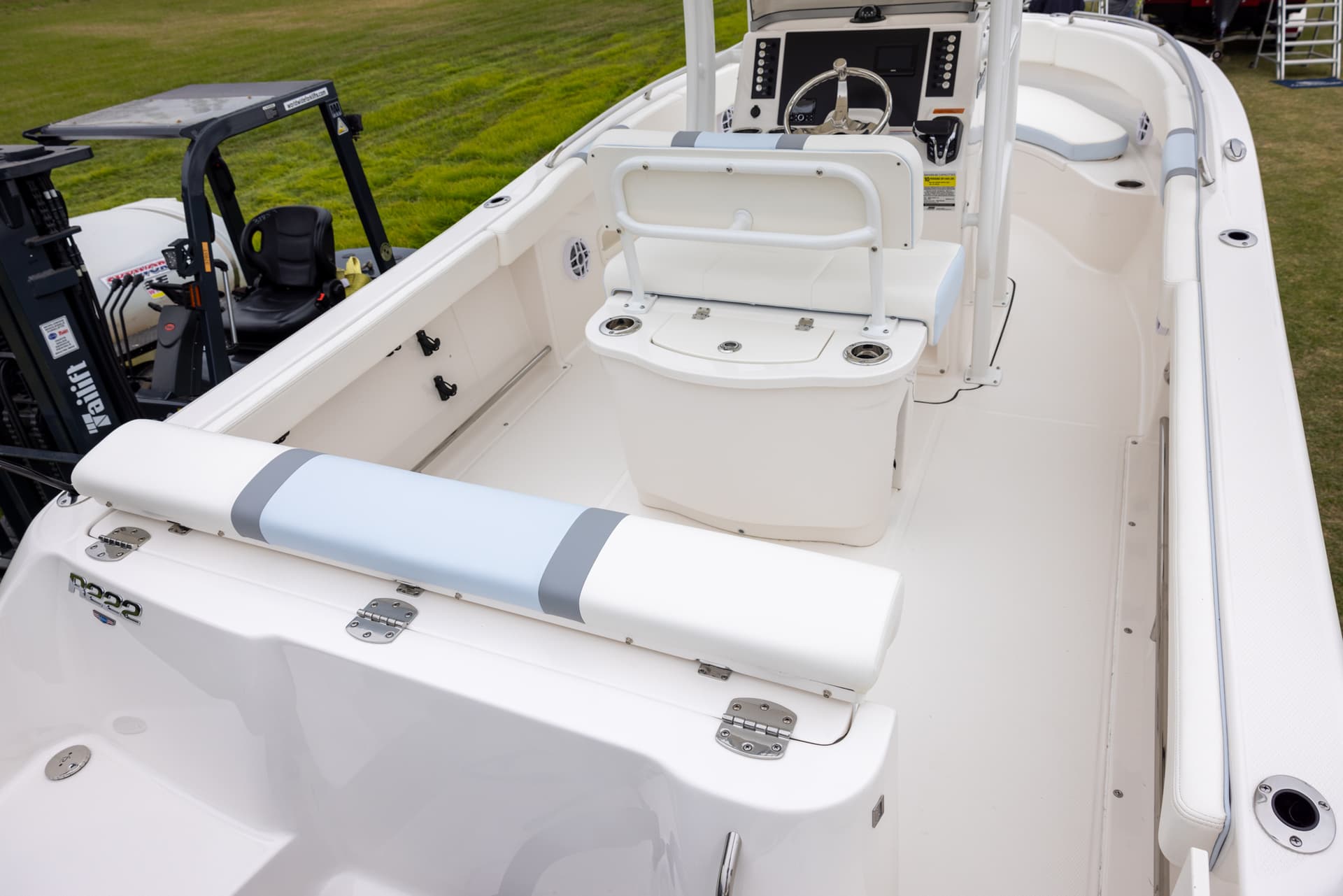 2025 Robalo R222 CC — image 7
