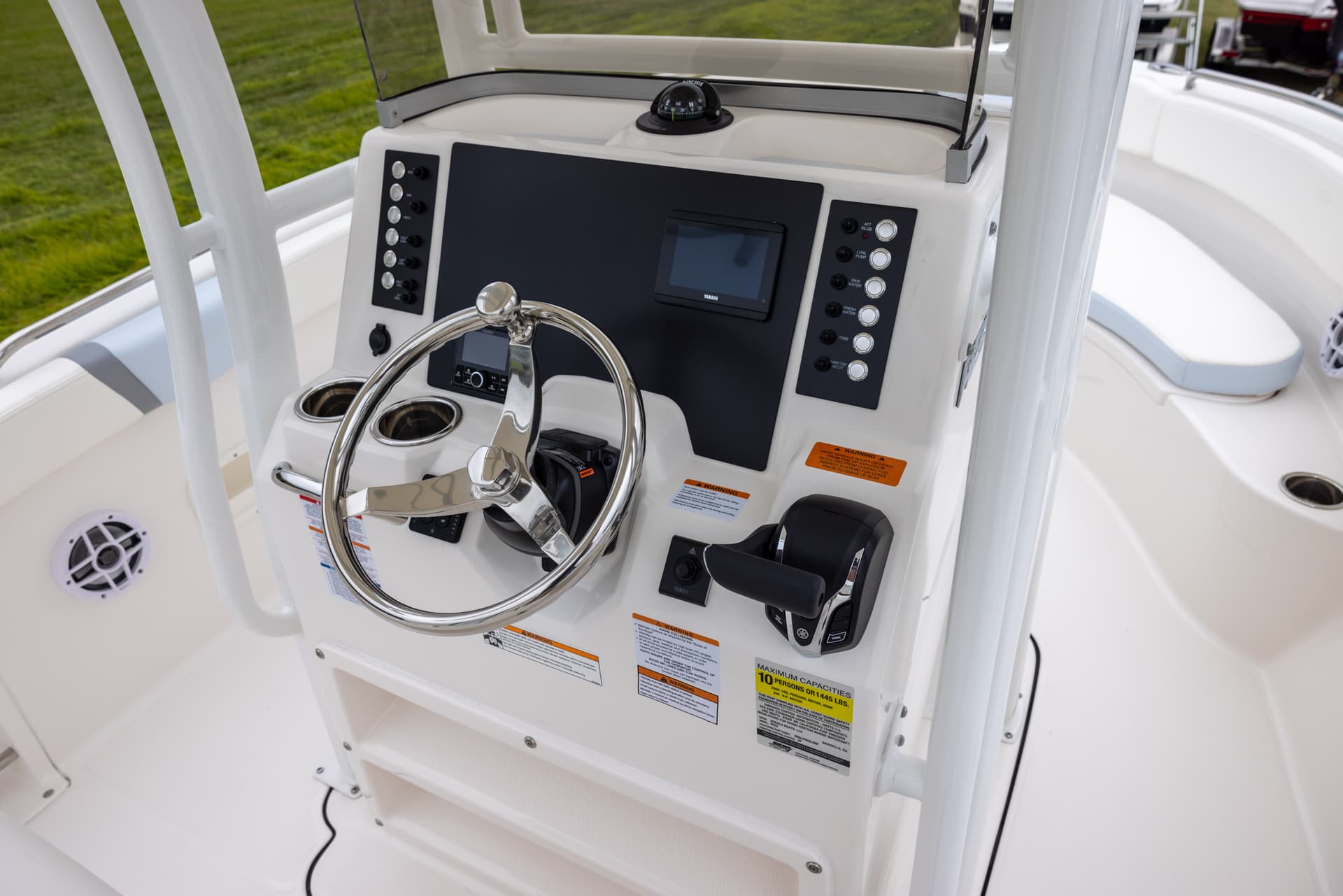 2025 Robalo R222 CC — image 8