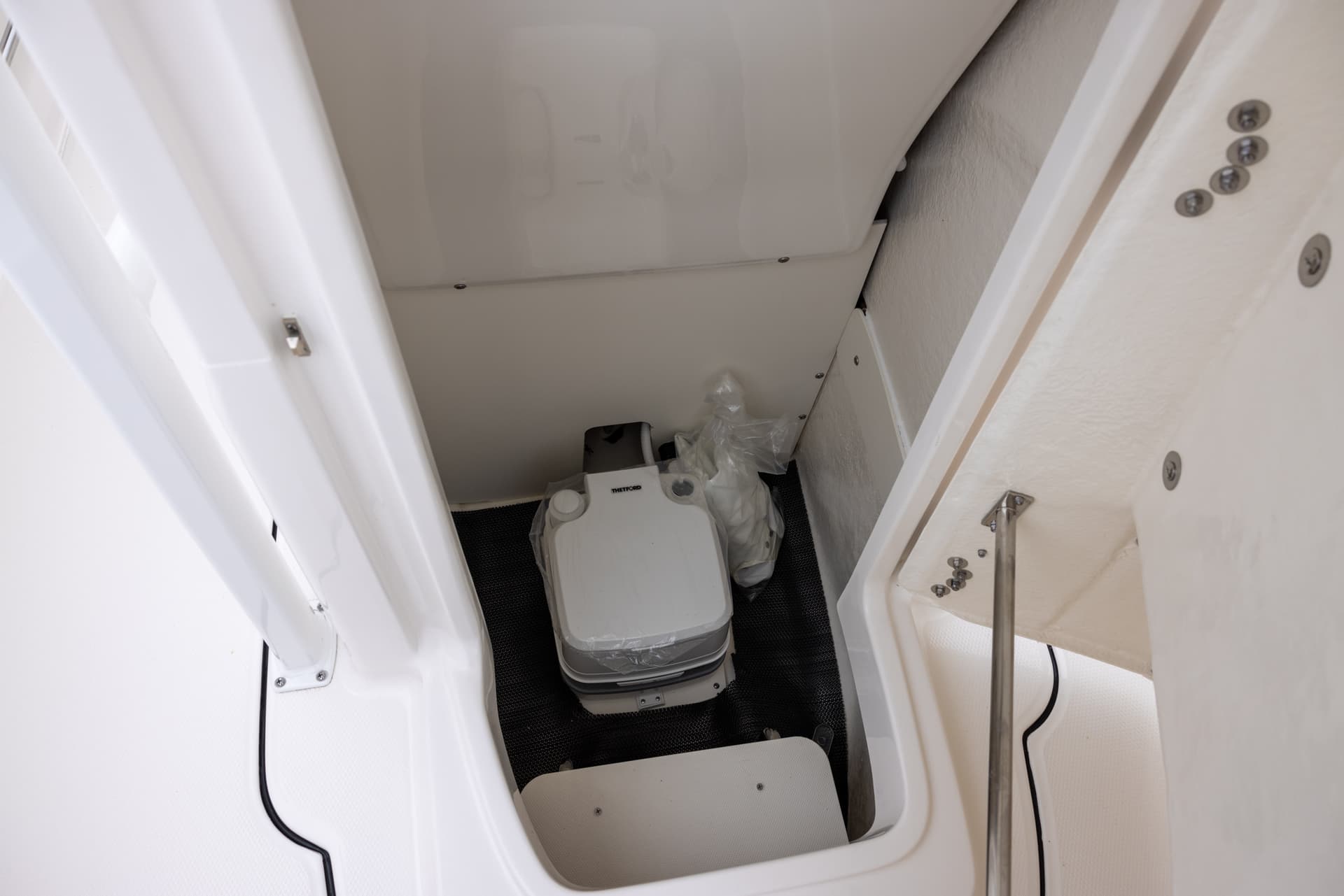 2025 Robalo R222 CC — image 9