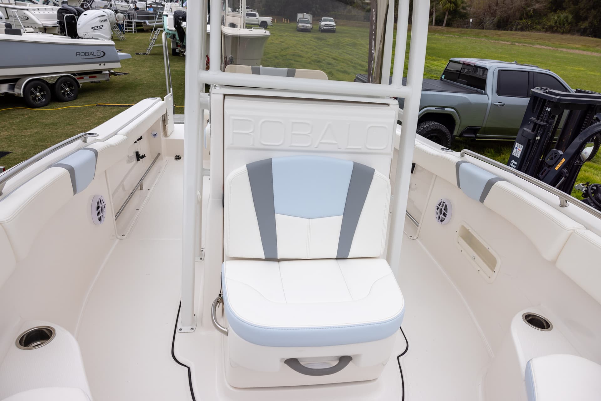 2025 Robalo R222 CC — image 11