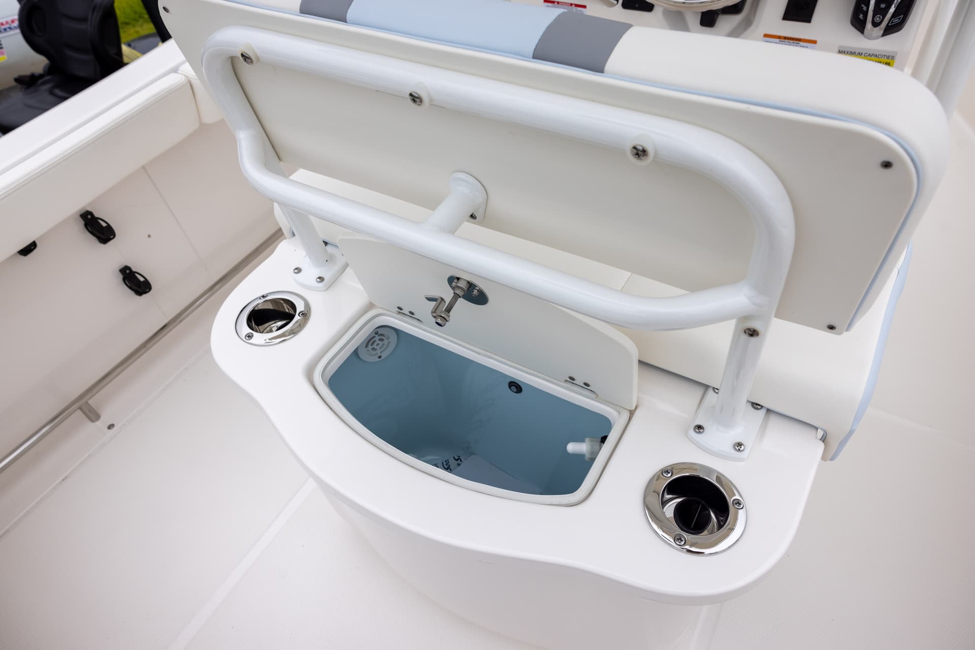 2025 Robalo R222 CC — image 13