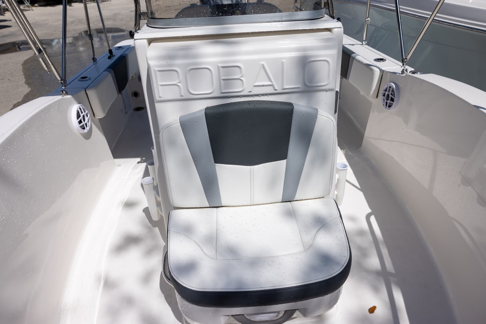 2025 Robalo R180 — image 9