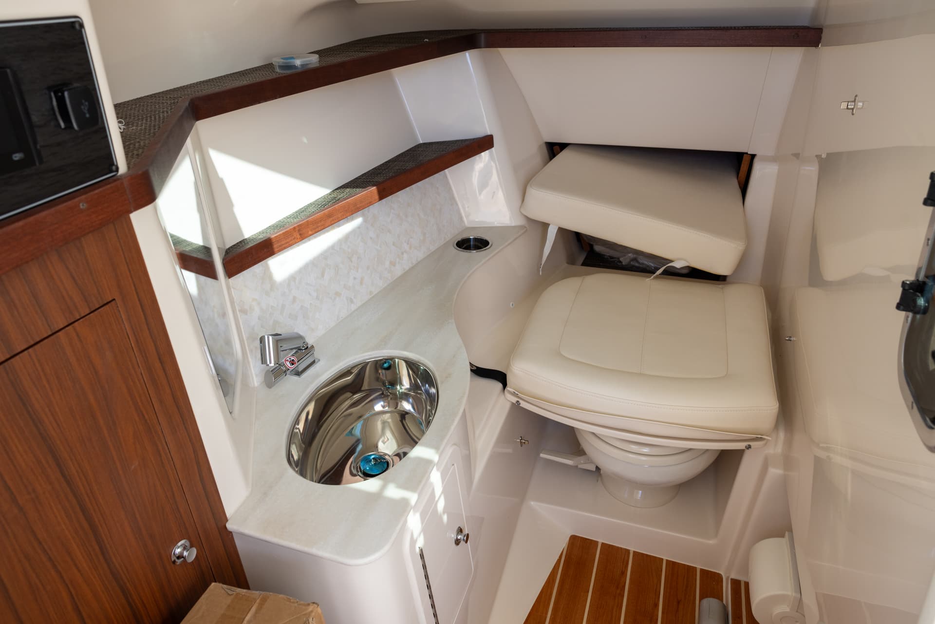 2026 Grady-White Freedom 325 — image 10