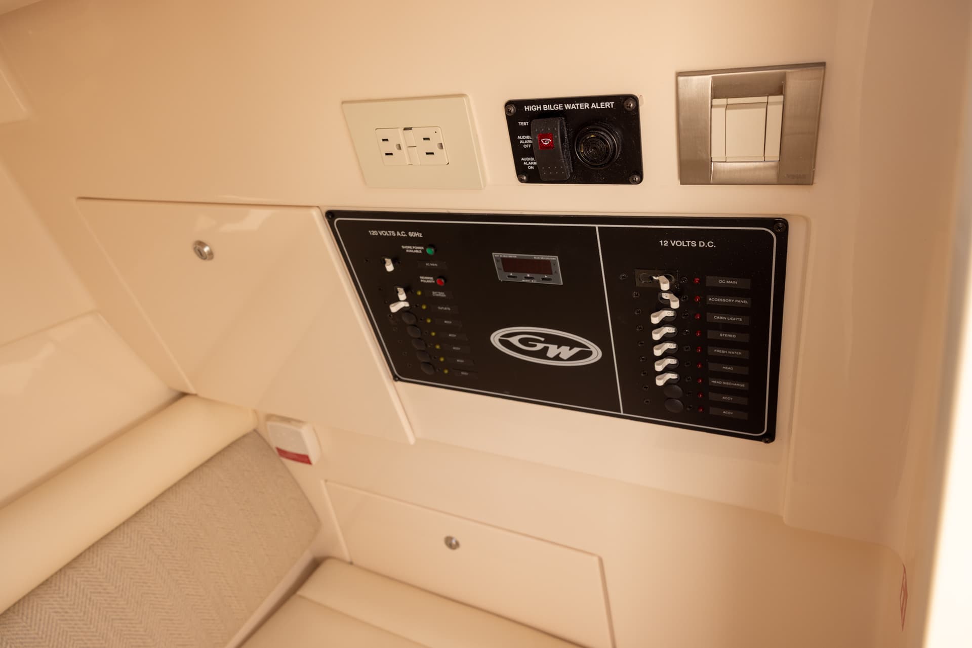 2026 Grady-White Freedom 325 — image 12