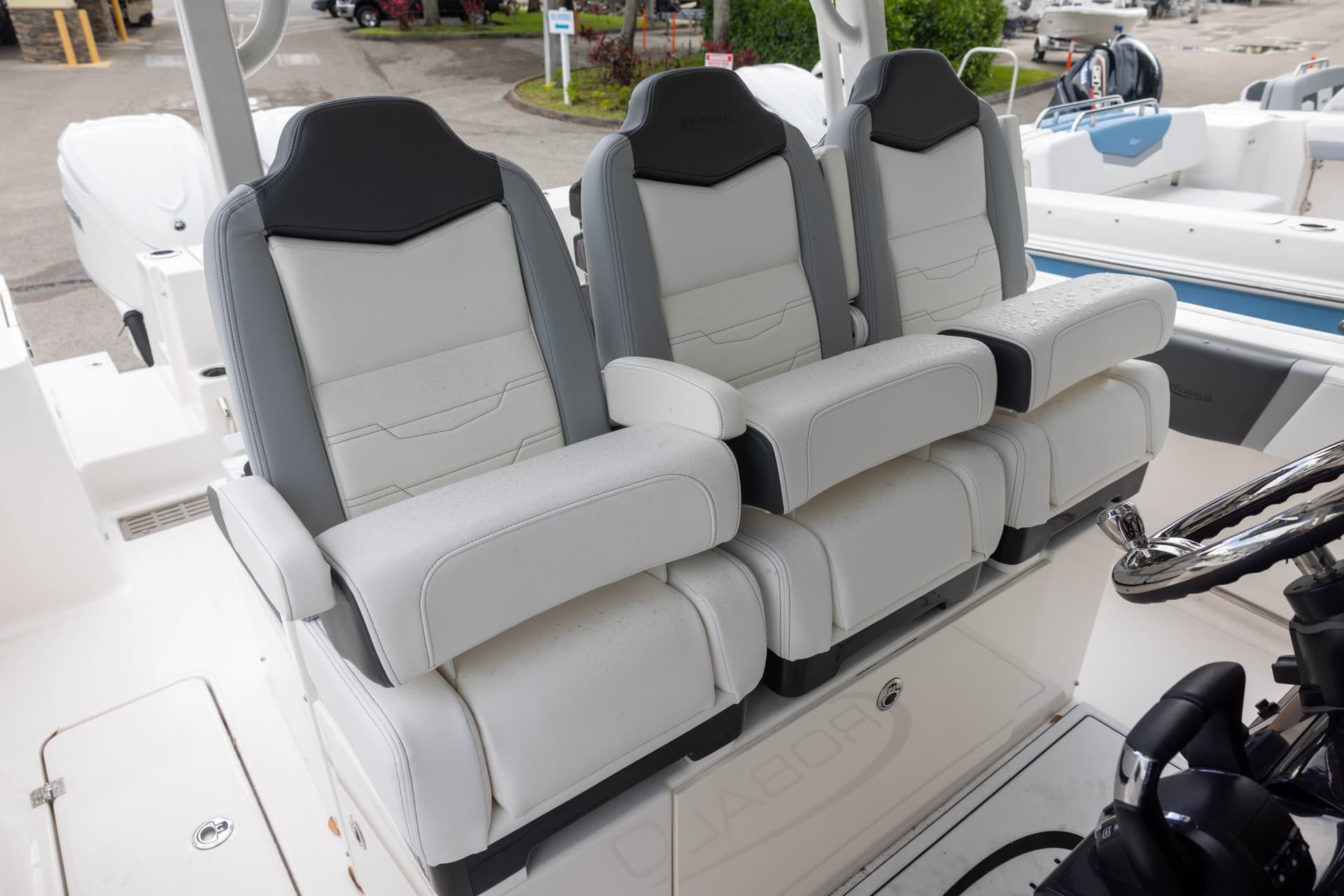 2026 Robalo R300CC — image 5