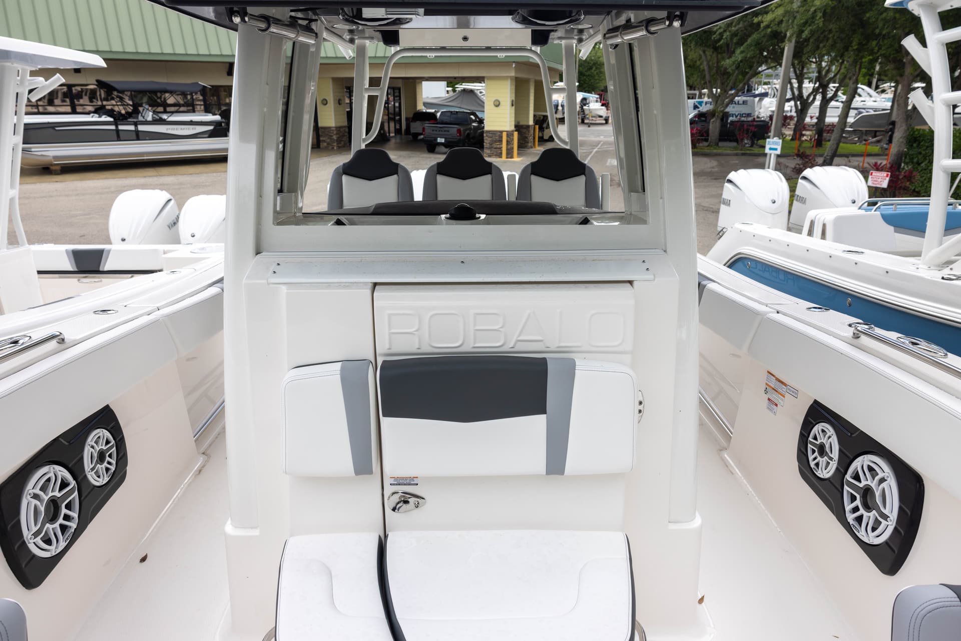 2026 Robalo R300CC — image 7