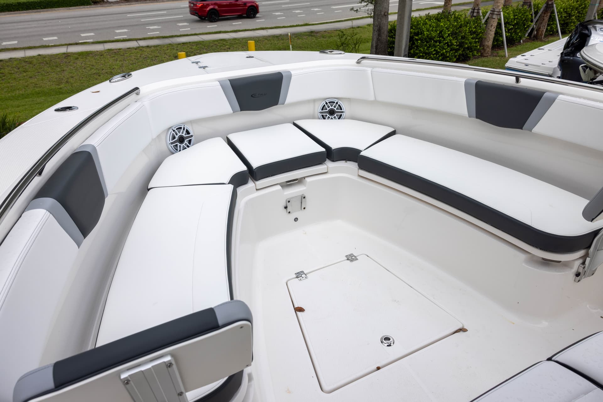 2026 Robalo R300CC — image 9