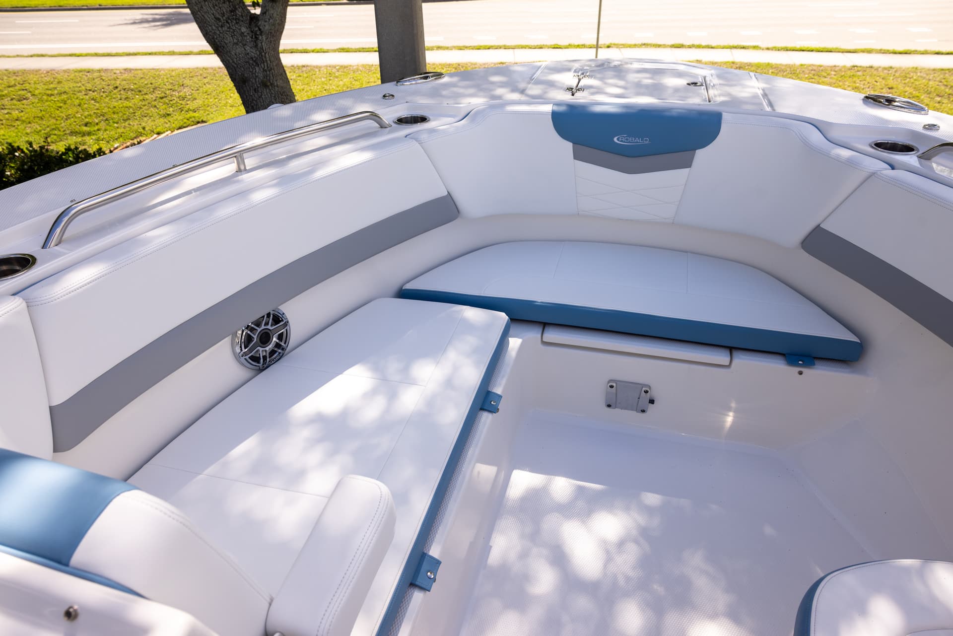 2026 Robalo R317 — image 9