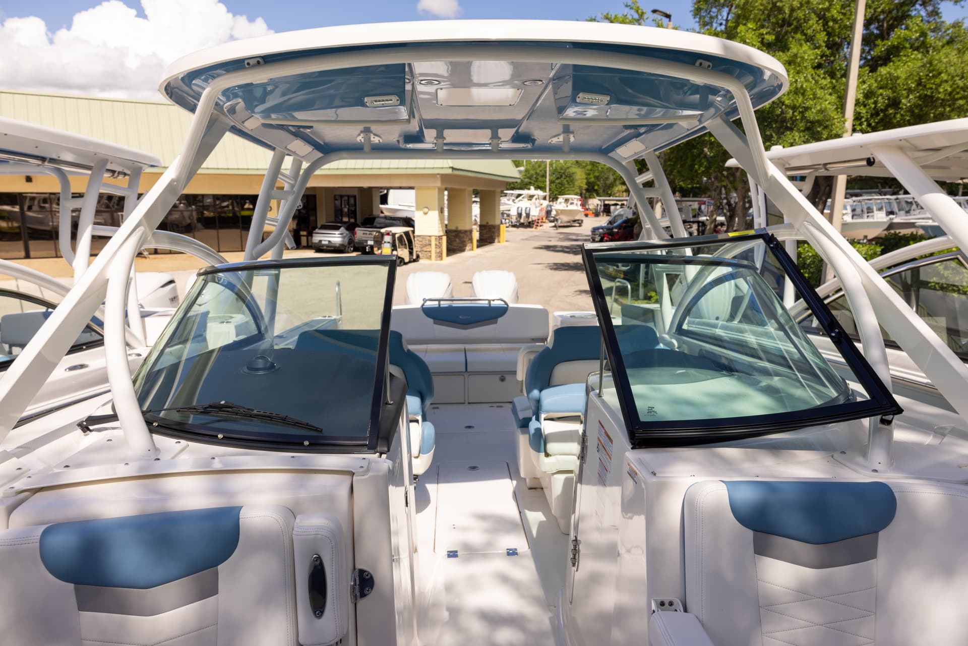 2026 Robalo R317 — image 11
