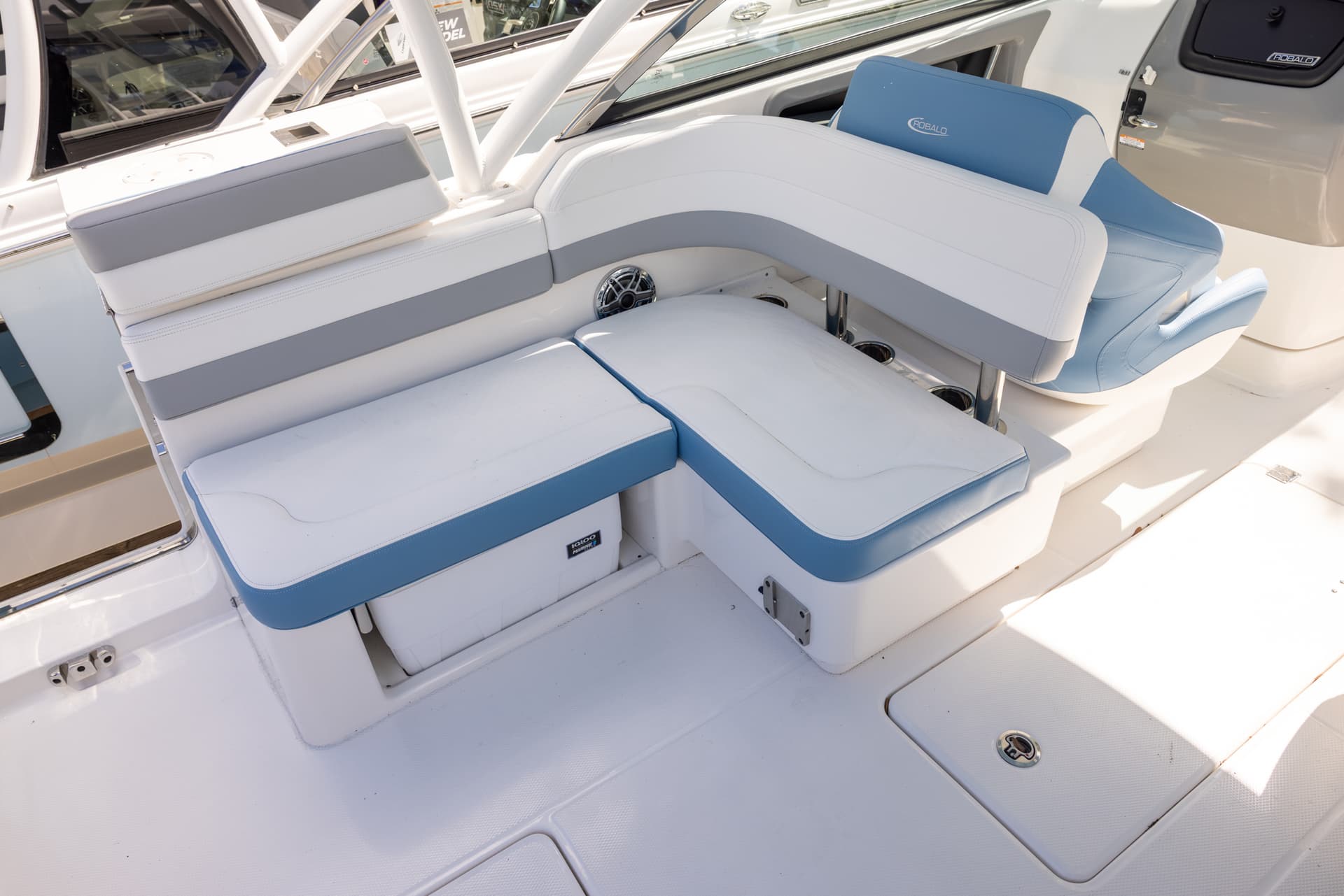2026 Robalo R317 — image 16