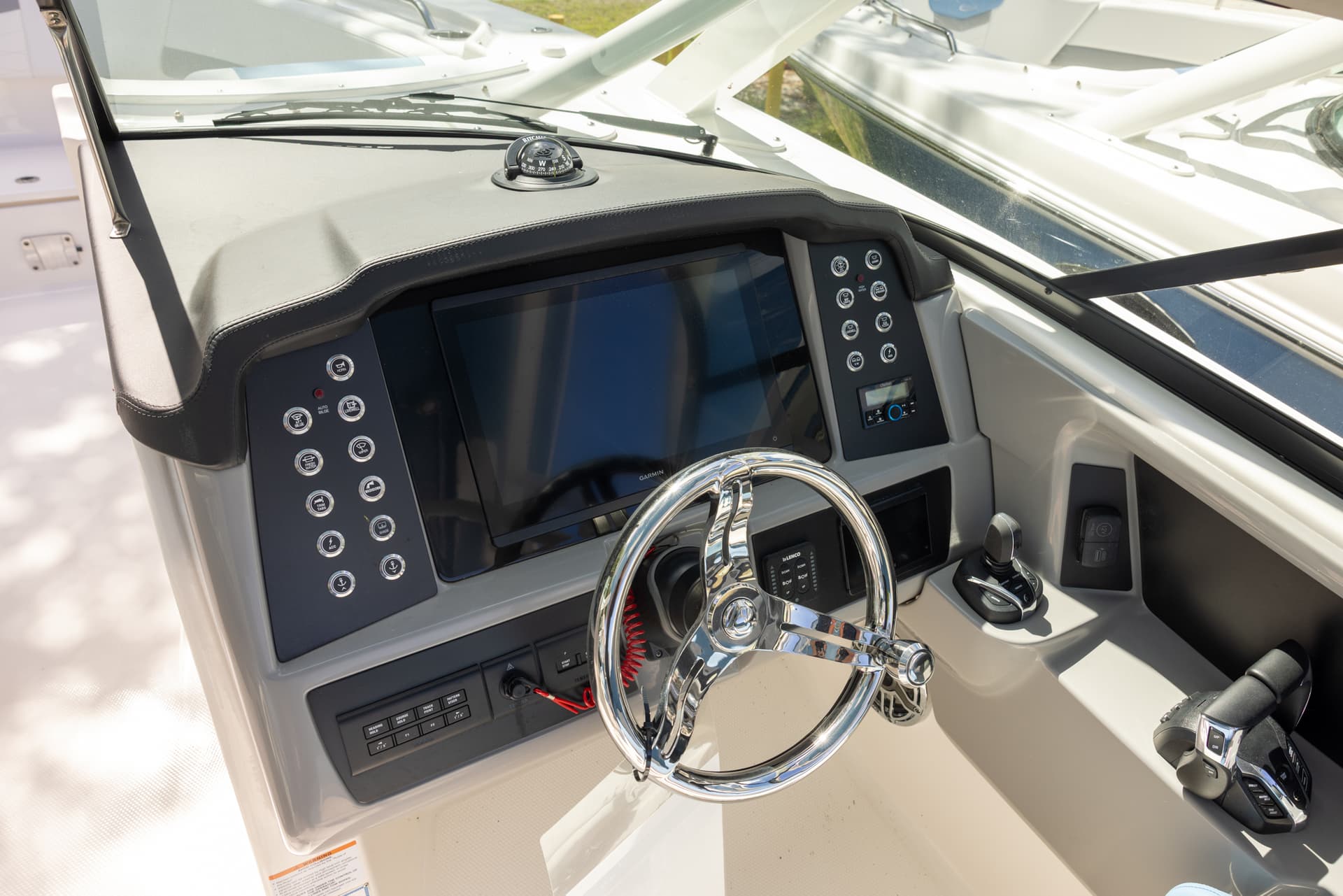 2026 Robalo R317 — image 17