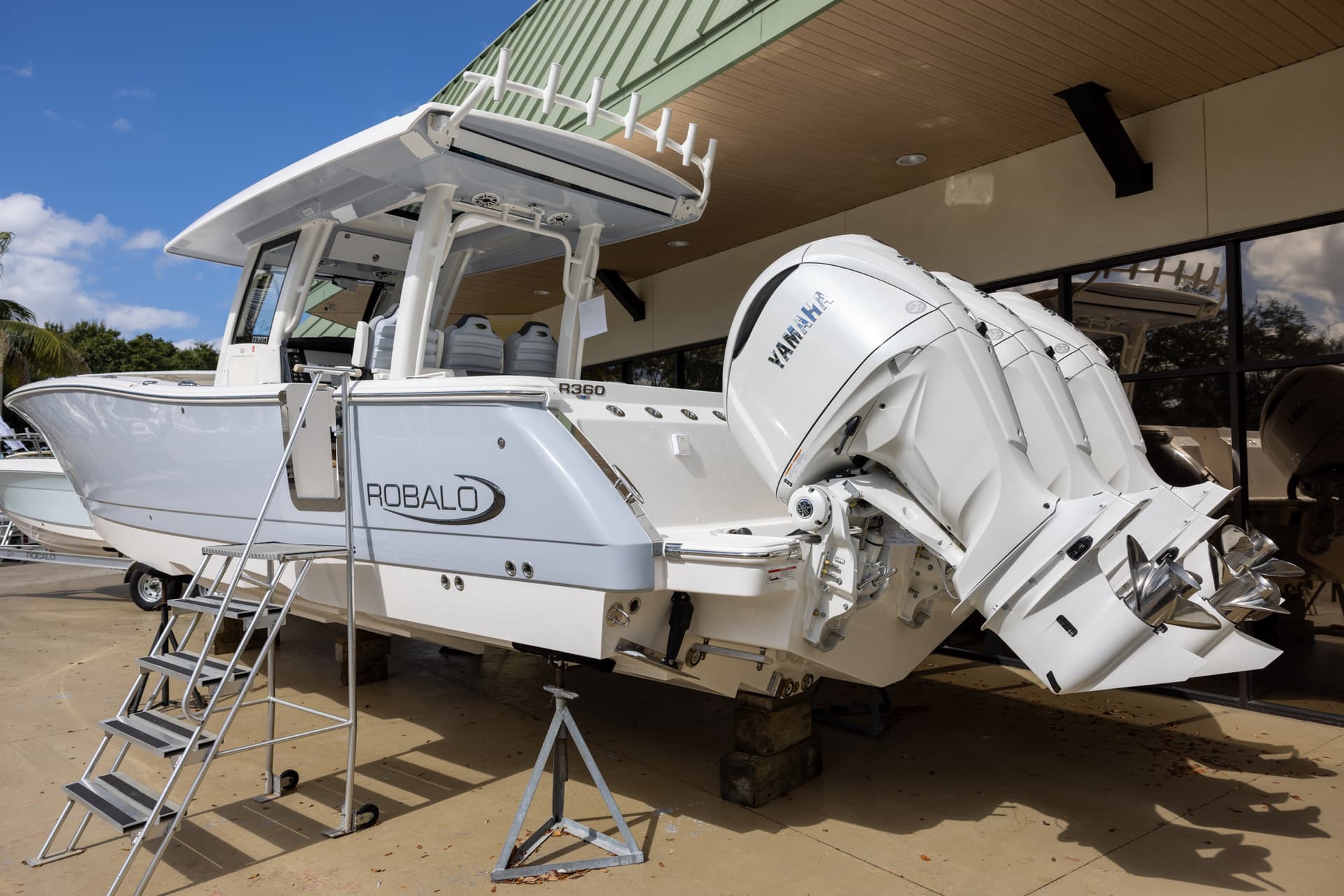 2026 Robalo R360 — image 1