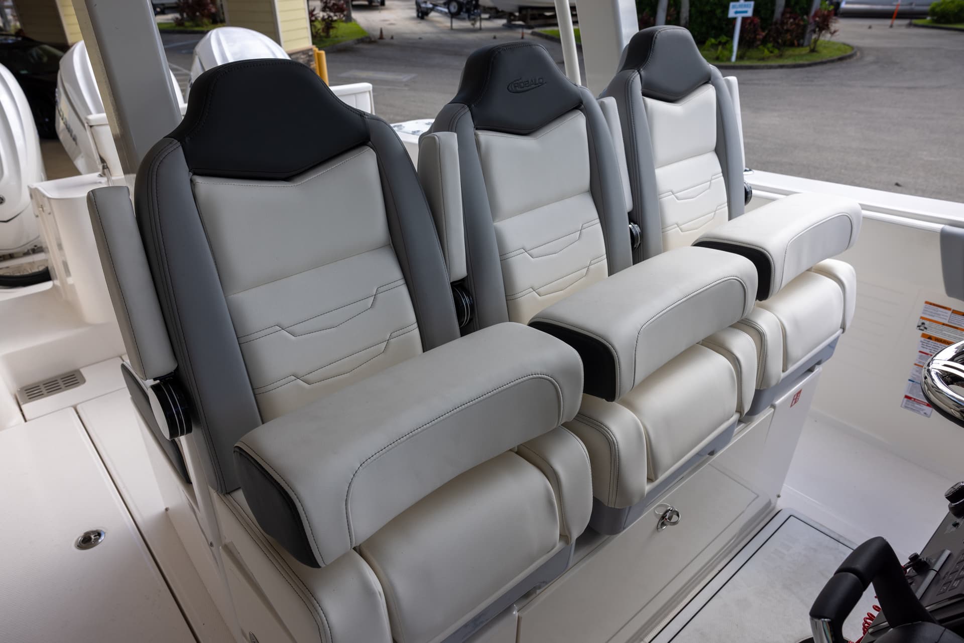2026 Robalo R360 — image 7
