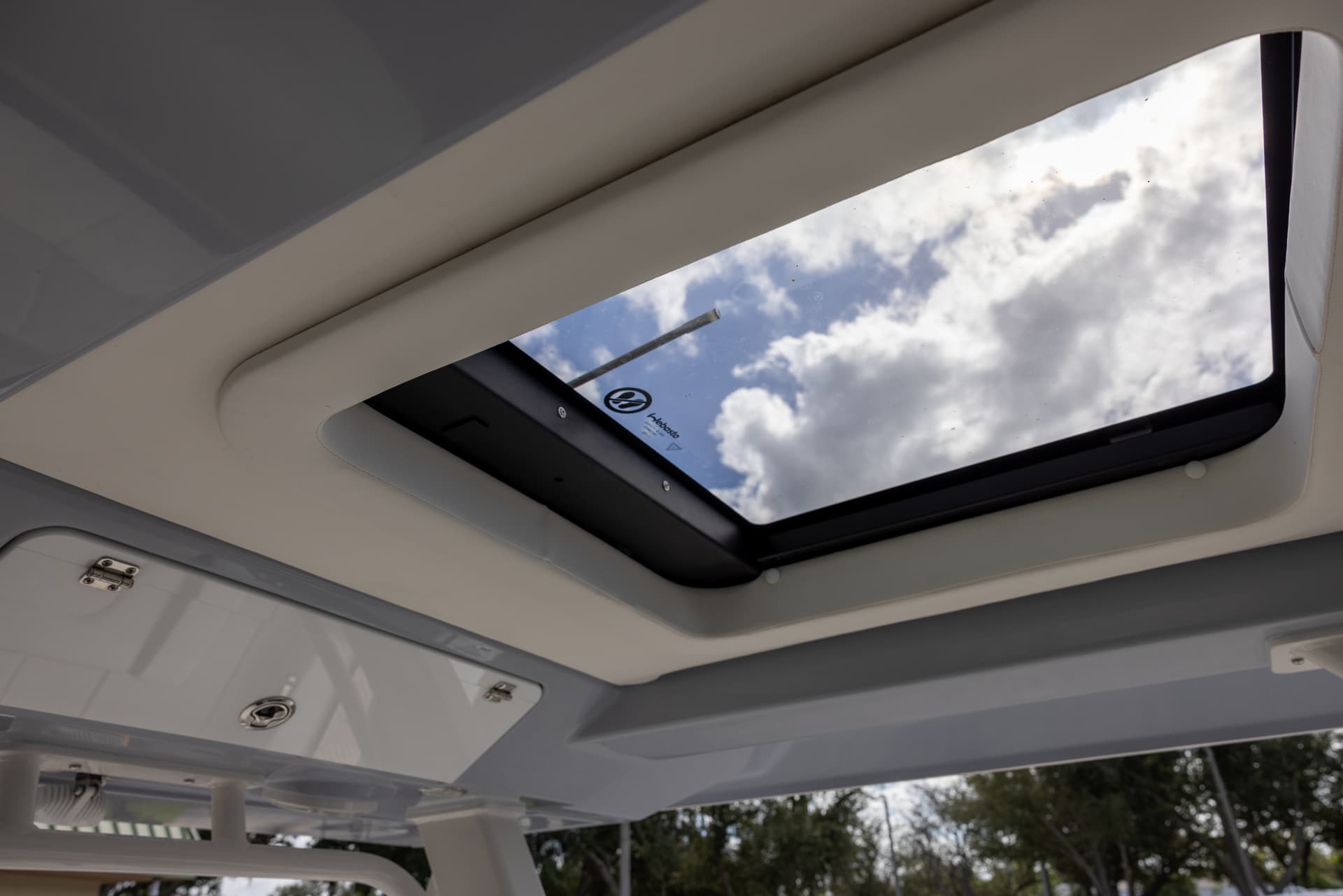 2026 Robalo R360 — image 8