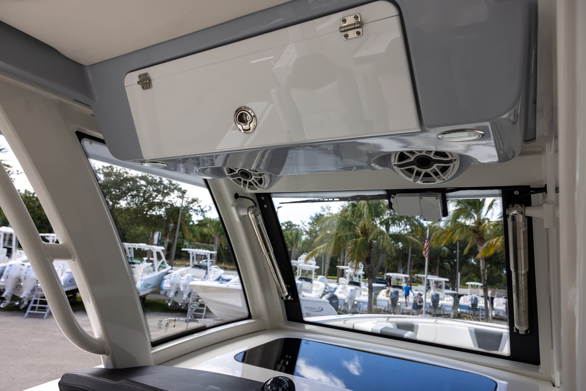 2026 Robalo R360 — image 9