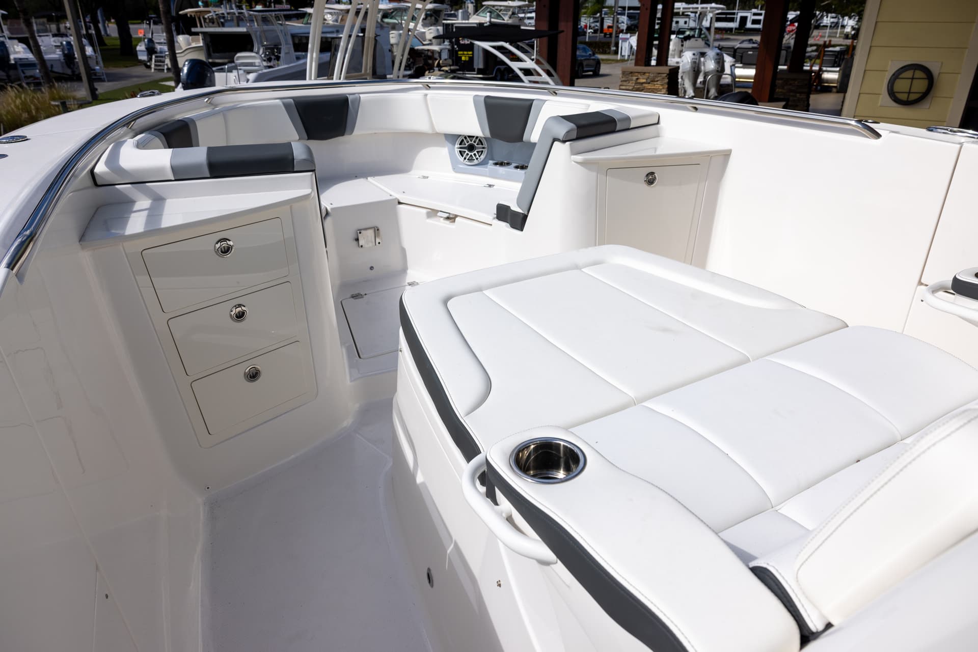 2026 Robalo R360 — image 12
