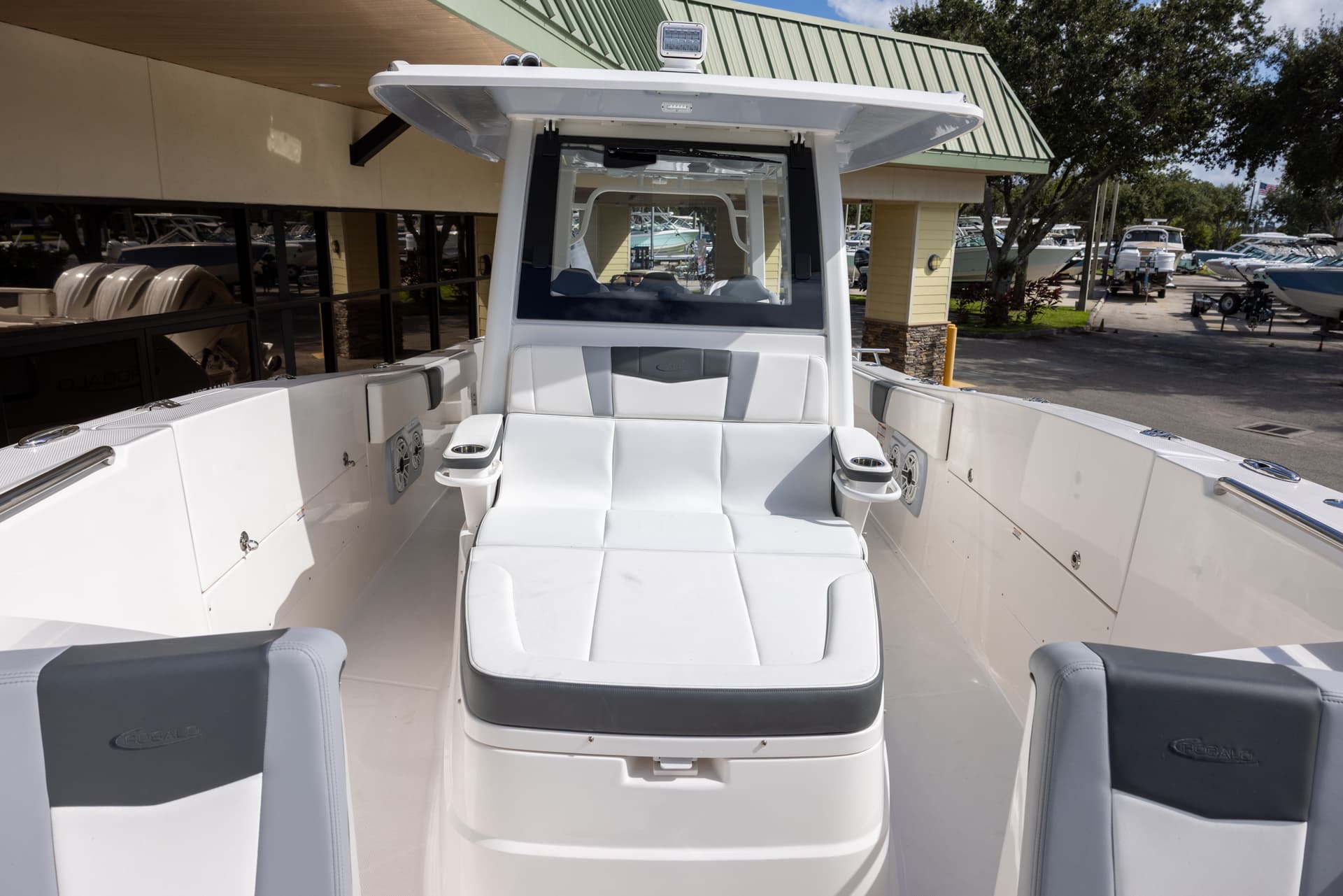 2026 Robalo R360 — image 14