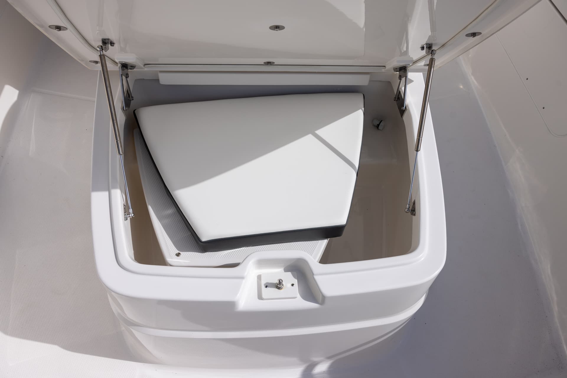 2026 Robalo R360 — image 15