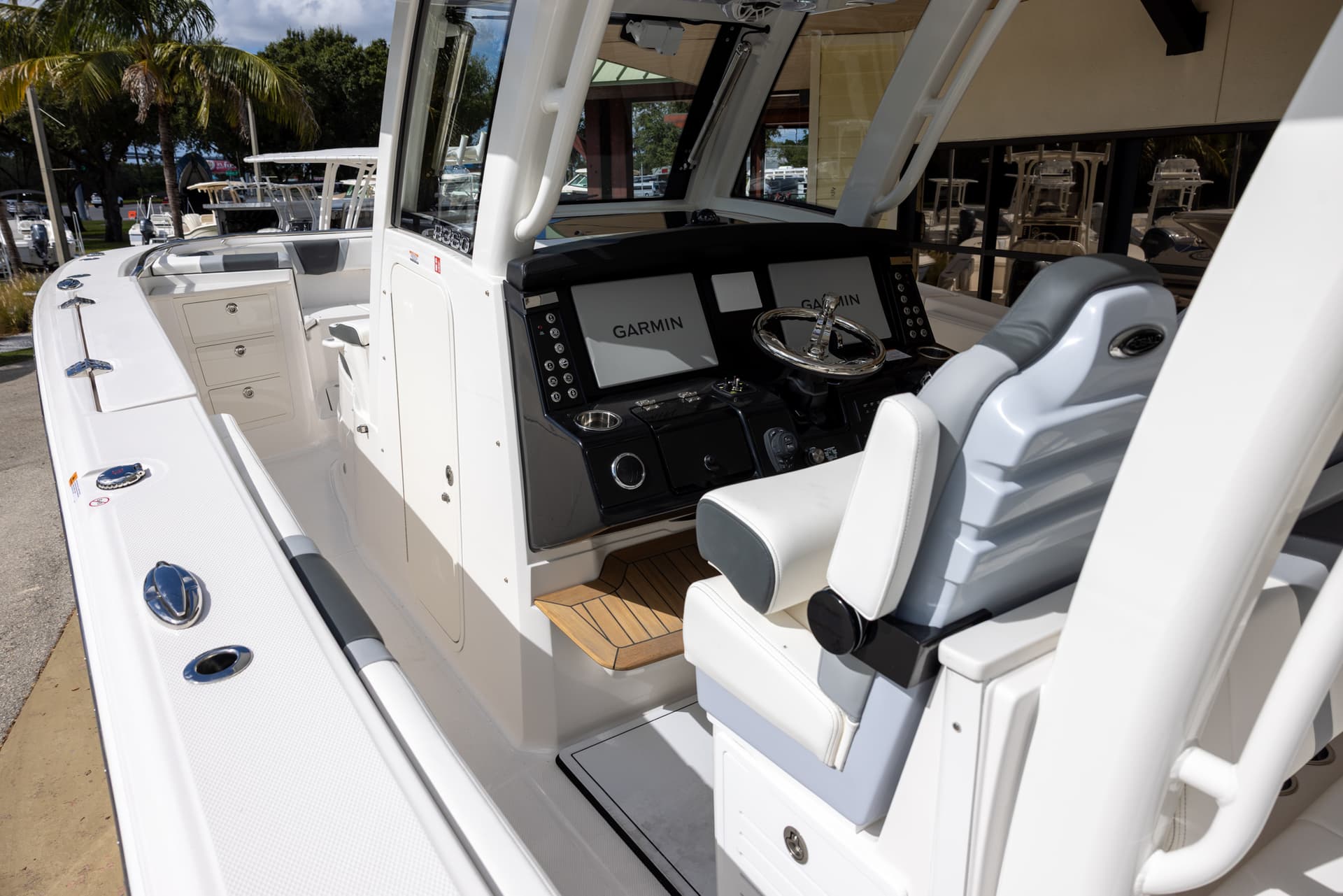 2026 Robalo R360 — image 21