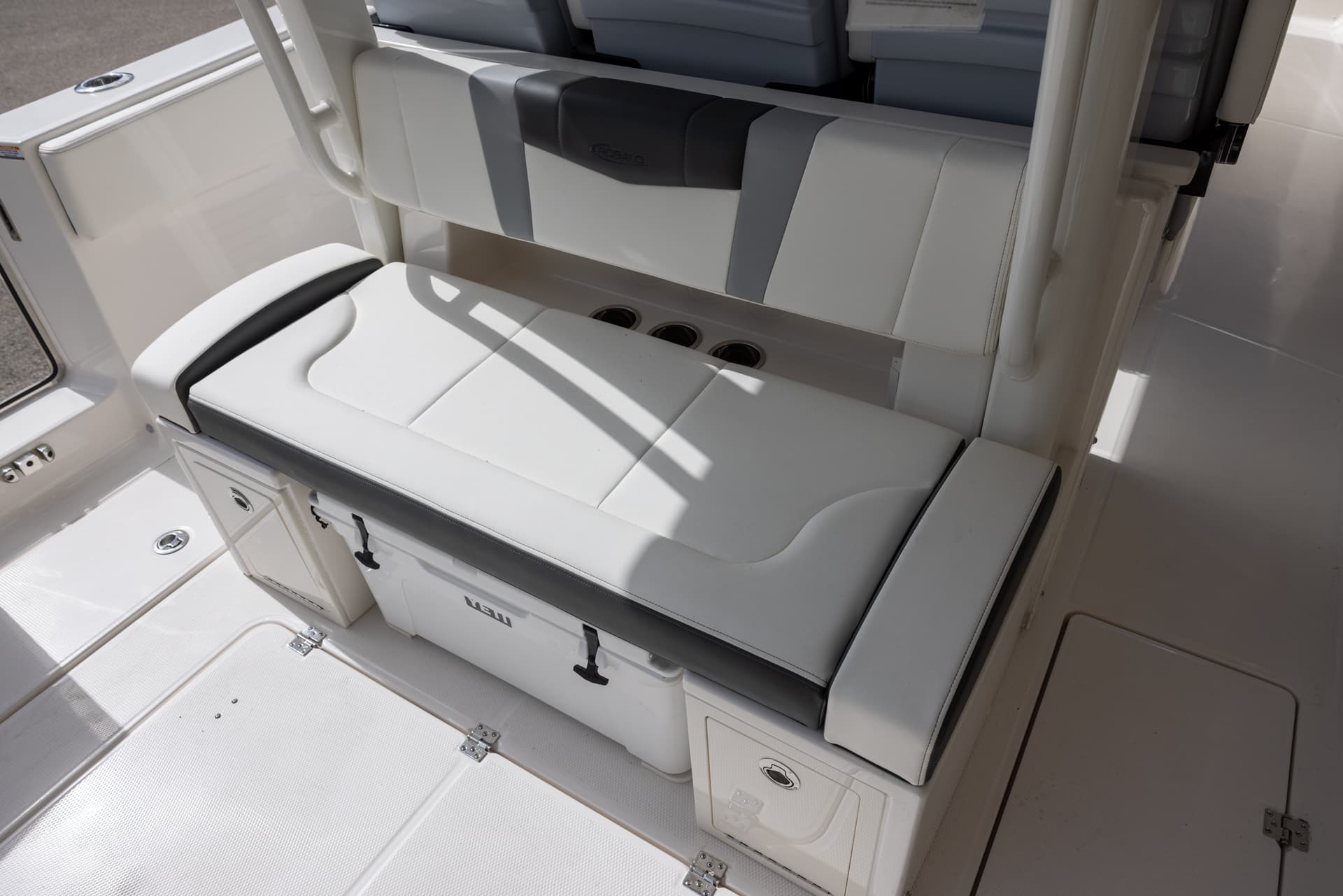 2026 Robalo R360 — image 23