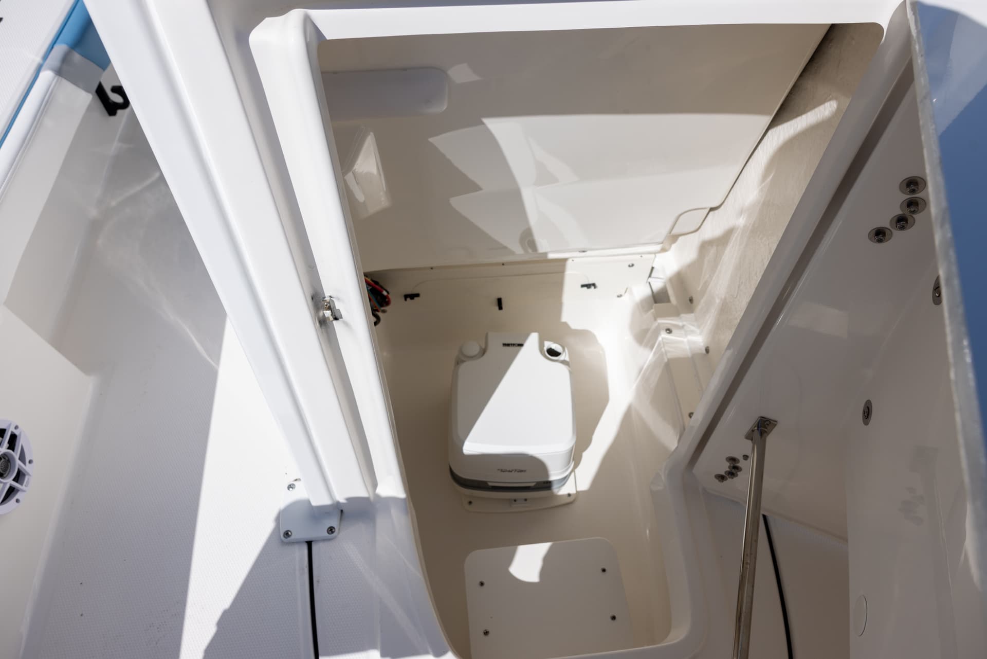 2026 Robalo 226 Cayman — image 9