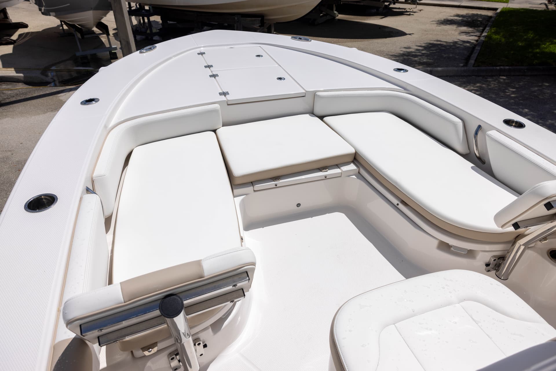 2025 Robalo 246 Cayman — image 7