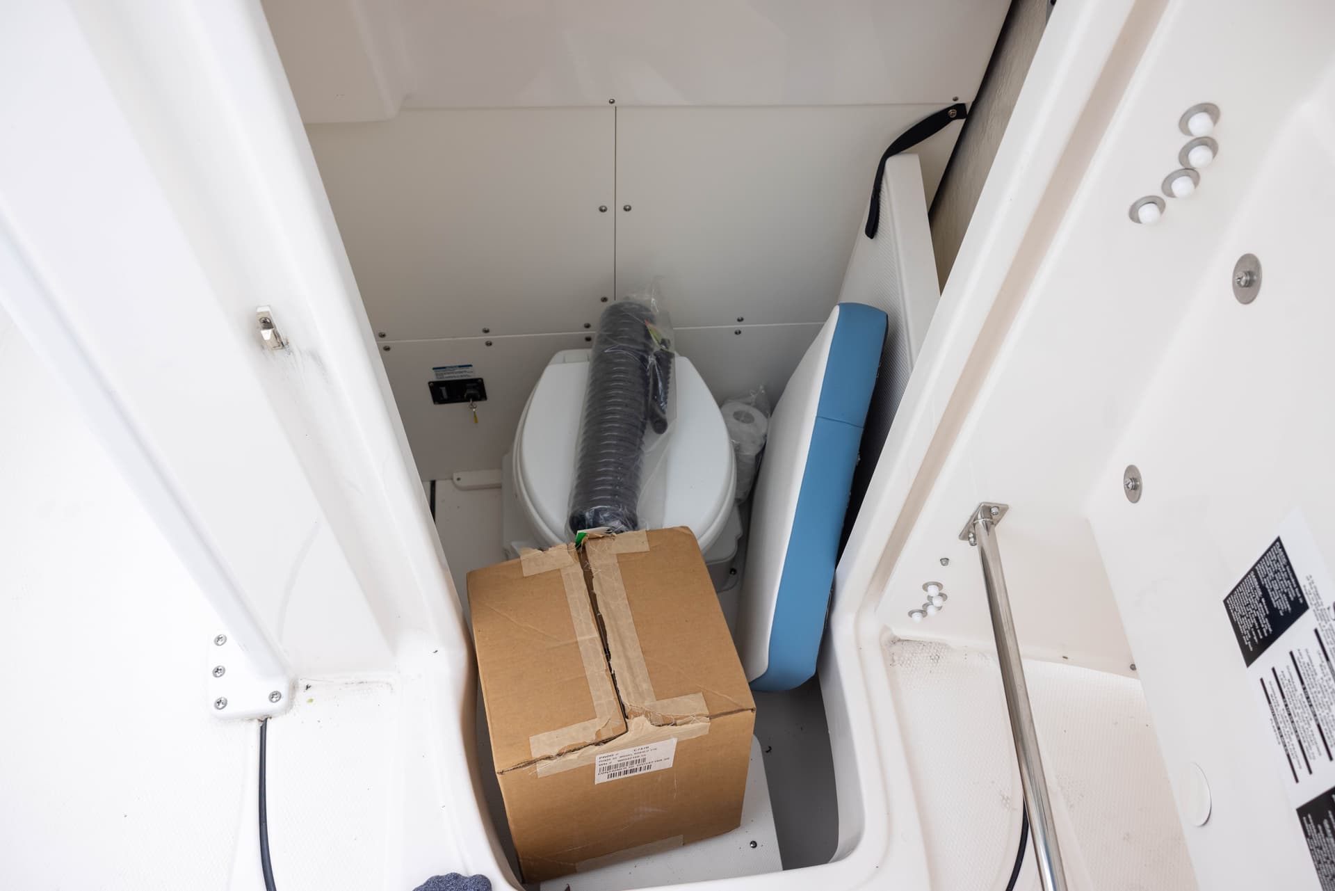 2026 Robalo R270 — image 8