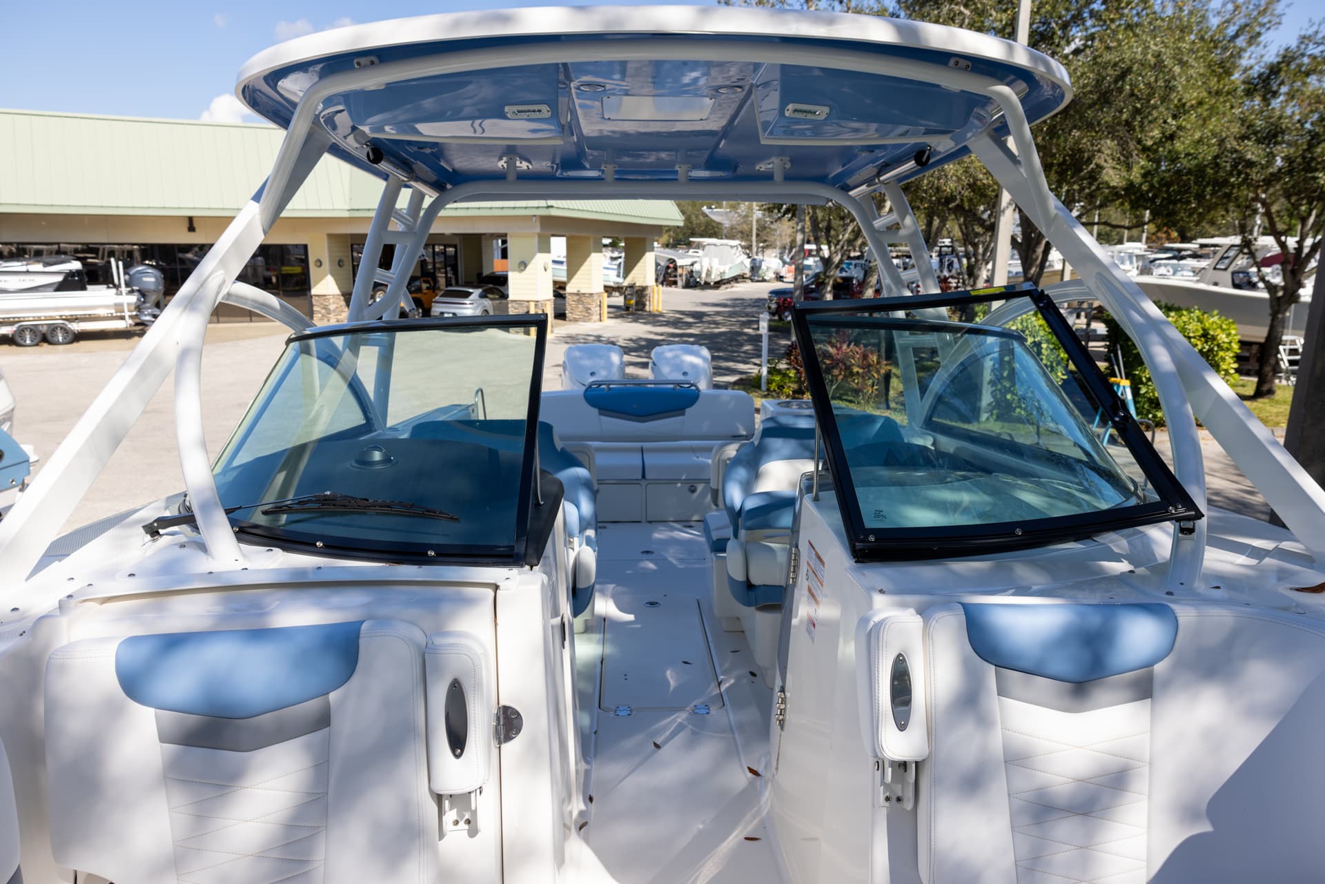 2026 Robalo R317 — image 12