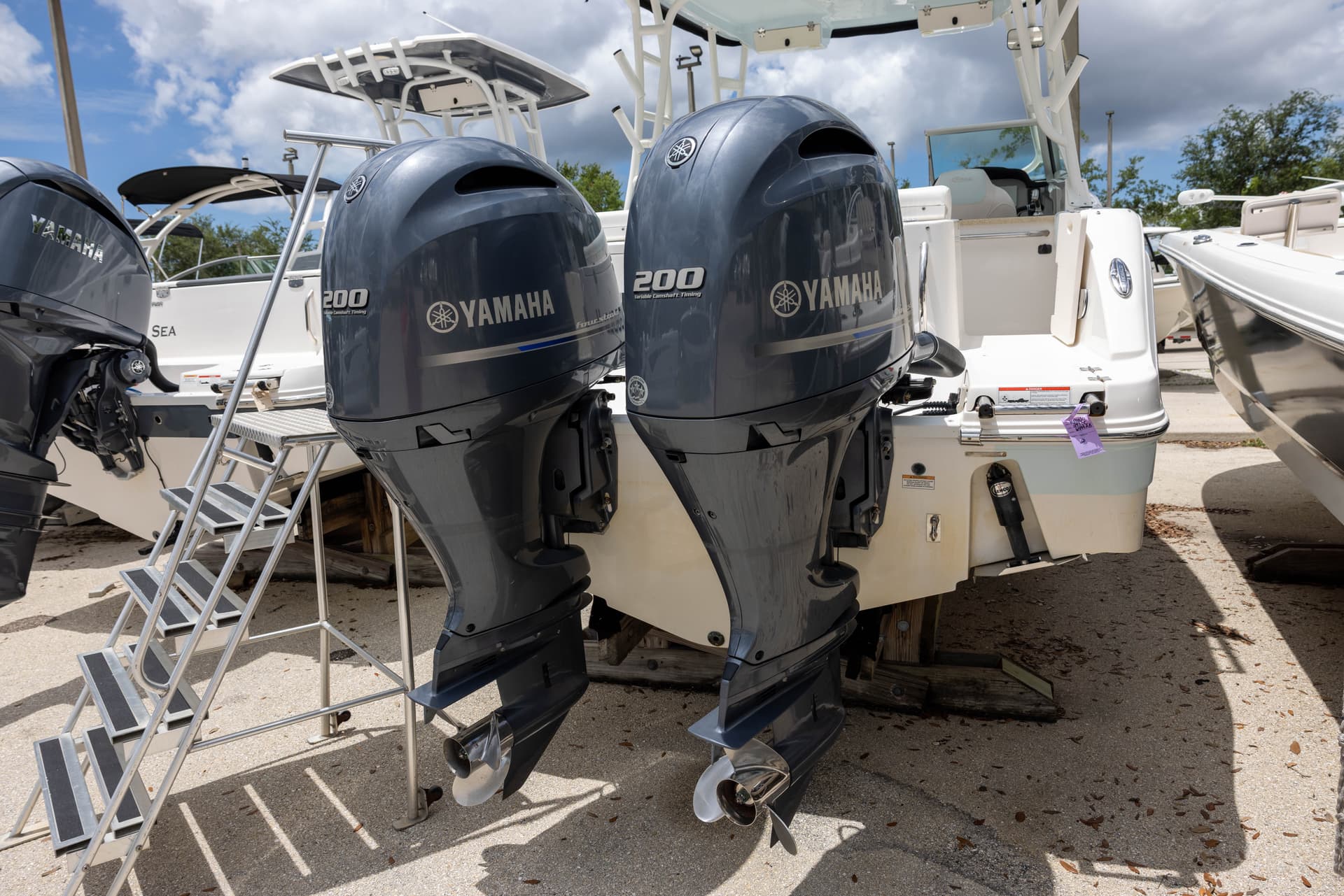 2018 Robalo R247 — image 4