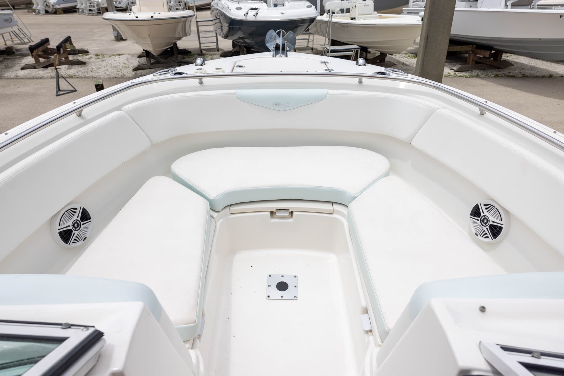 2018 Robalo R247 — image 6