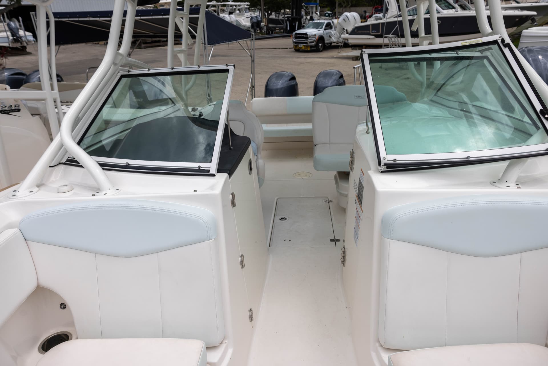 2018 Robalo R247 — image 8