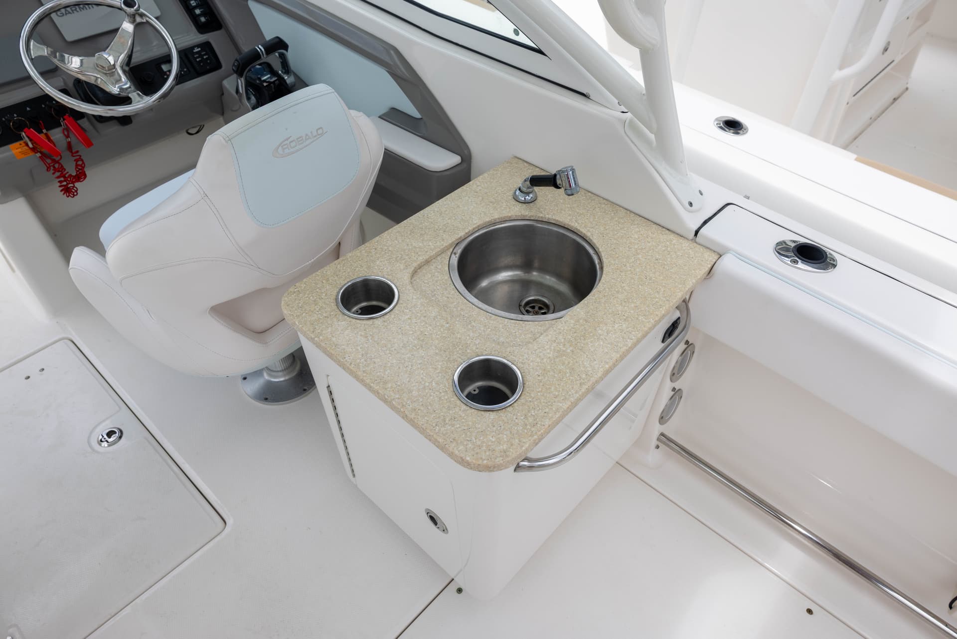 2018 Robalo R247 — image 10