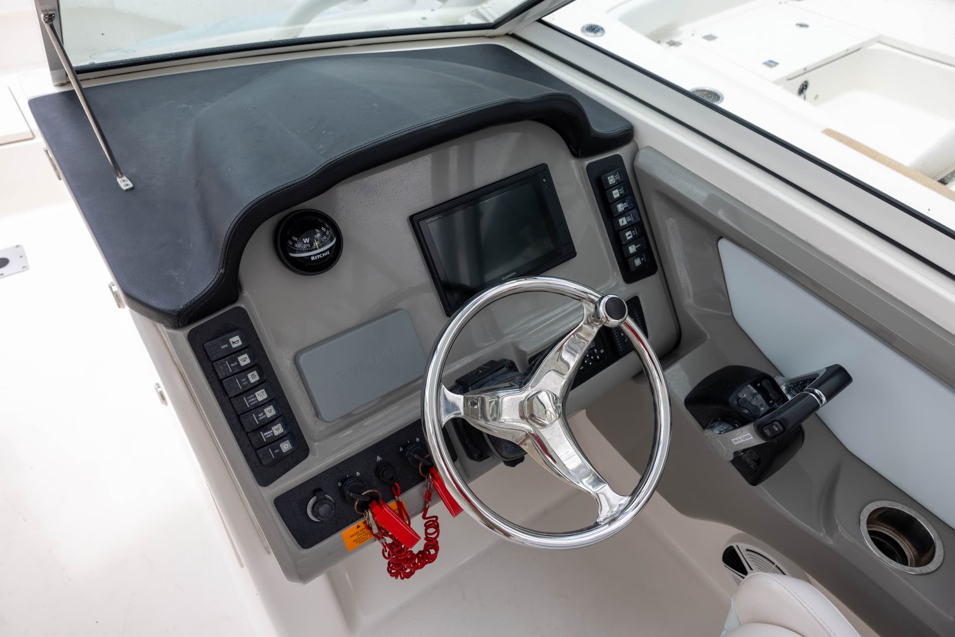 2018 Robalo R247 — image 12