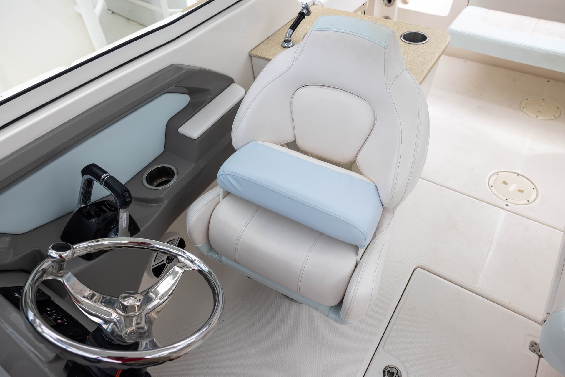 2018 Robalo R247 — image 13