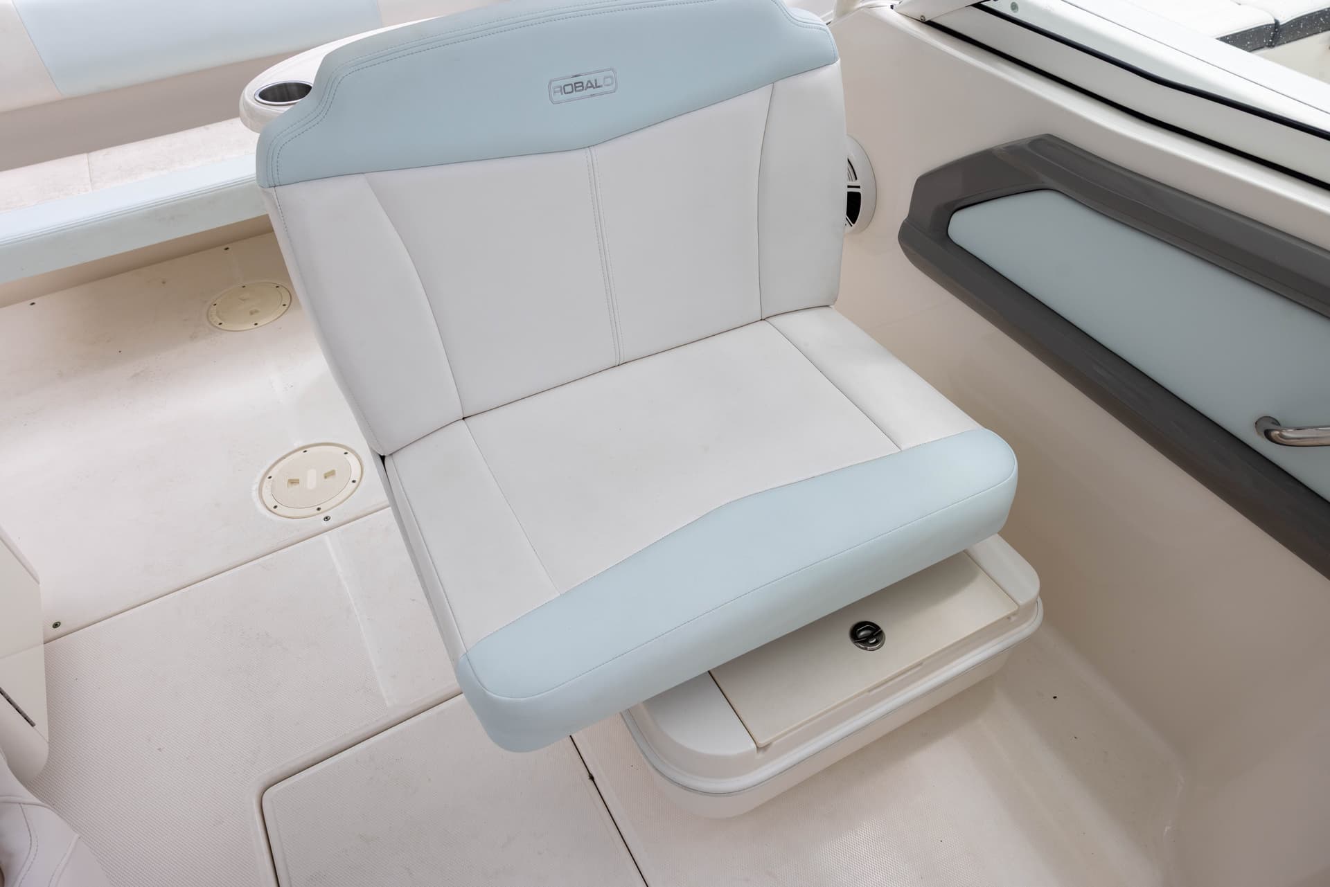 2018 Robalo R247 — image 14