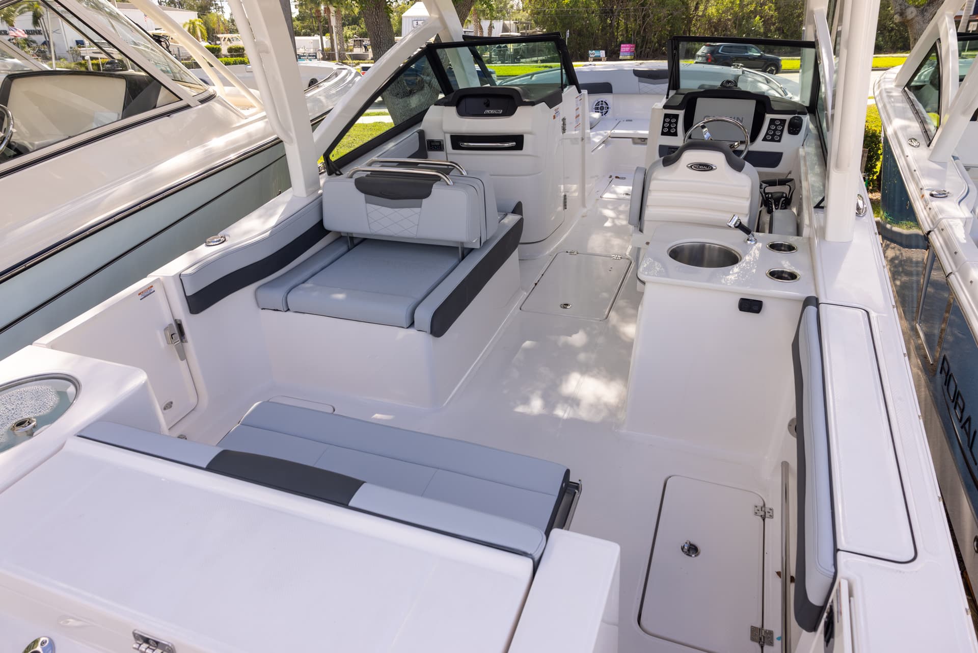 2026 Robalo R257 — image 9
