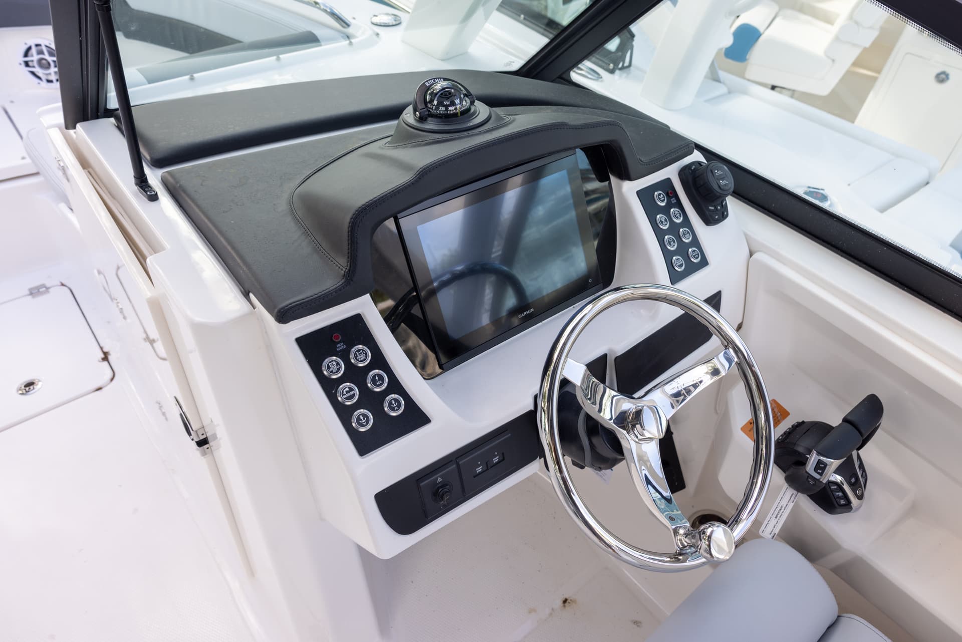 2026 Robalo R257 — image 13