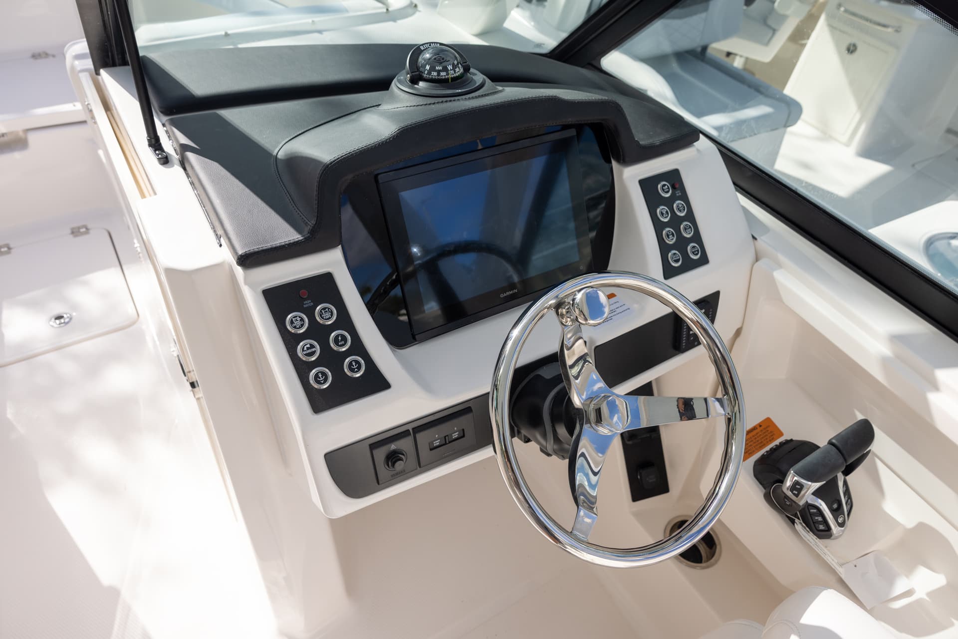 2026 Robalo R257 — image 4