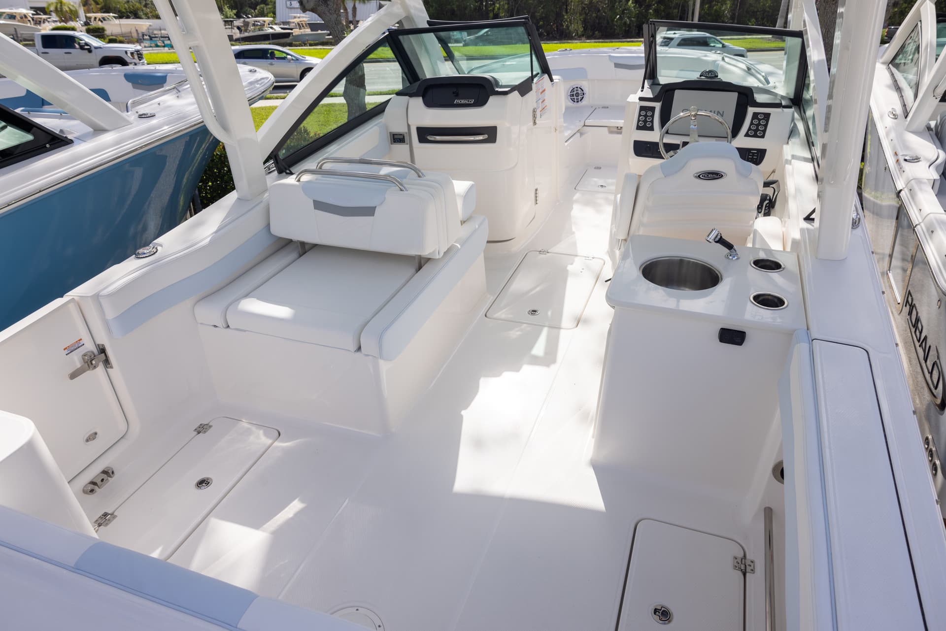 2026 Robalo R257 — image 12