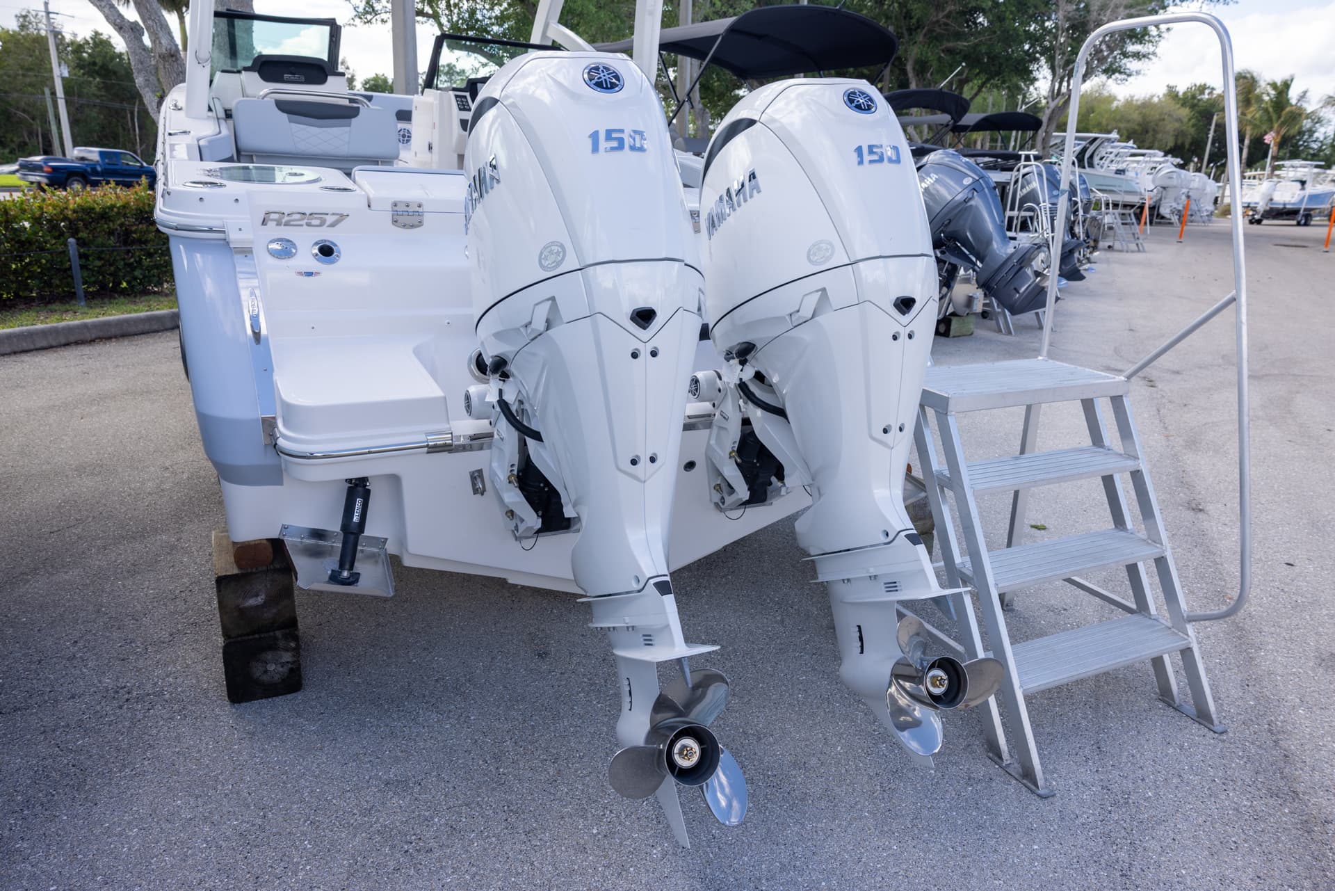 2026 Robalo R257 — image 3