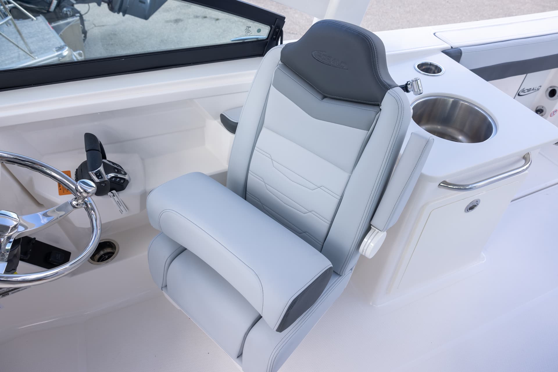 2026 Robalo R257 — image 6
