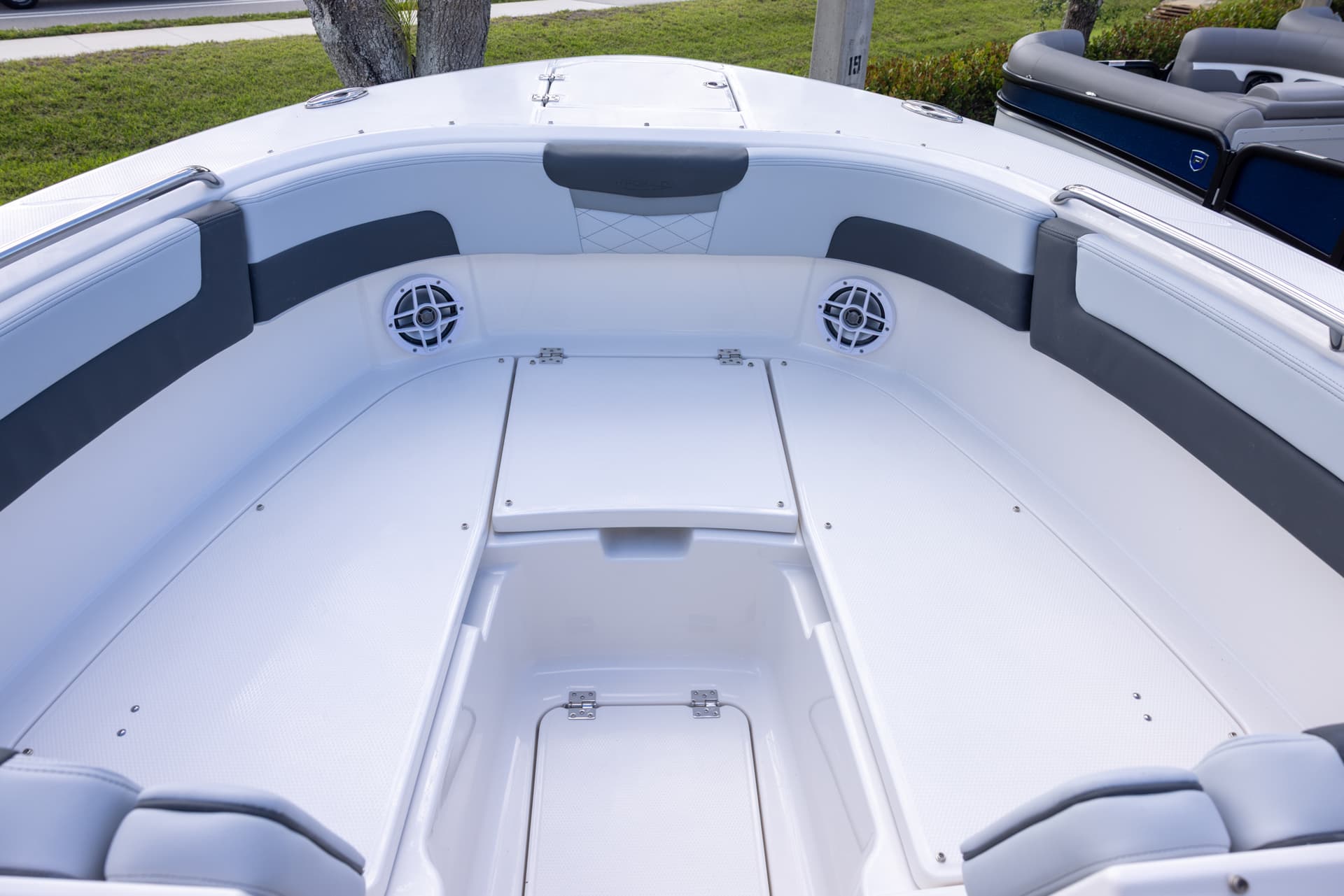 2026 Robalo R257 — image 8