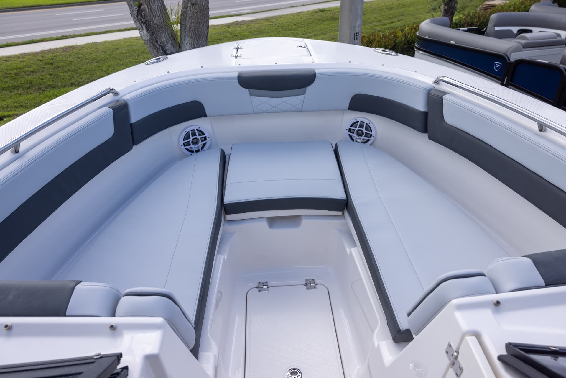 2026 Robalo R257 — image 10