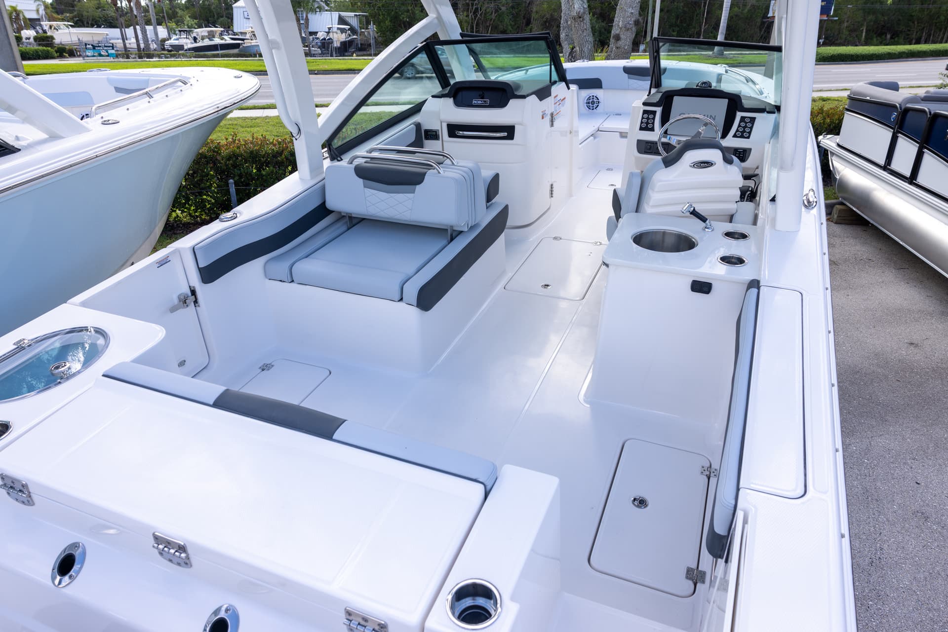 2026 Robalo R257 — image 15