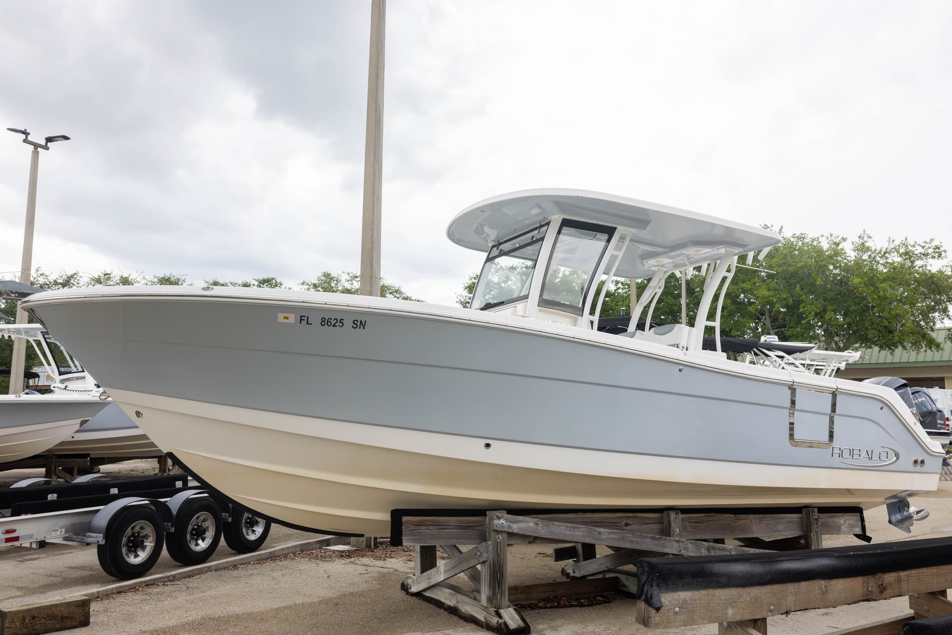 2020 Robalo R302 — image 2