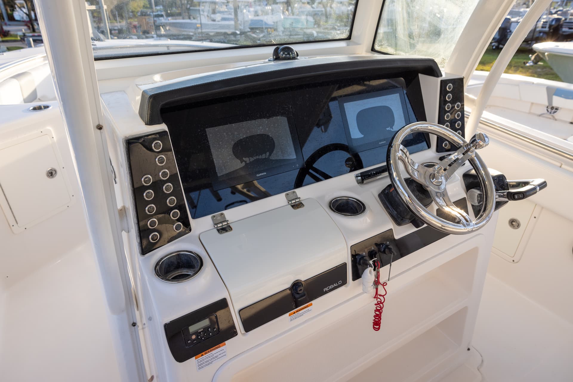 2020 Robalo R302 — image 4