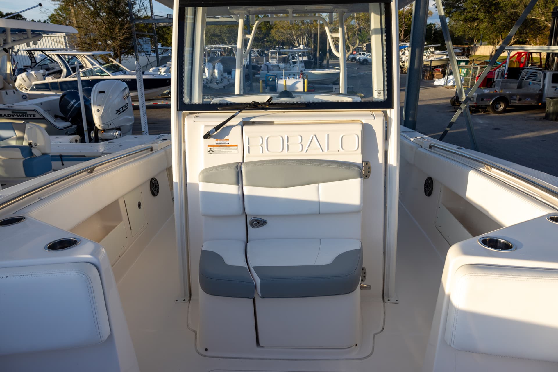 2020 Robalo R302 — image 9